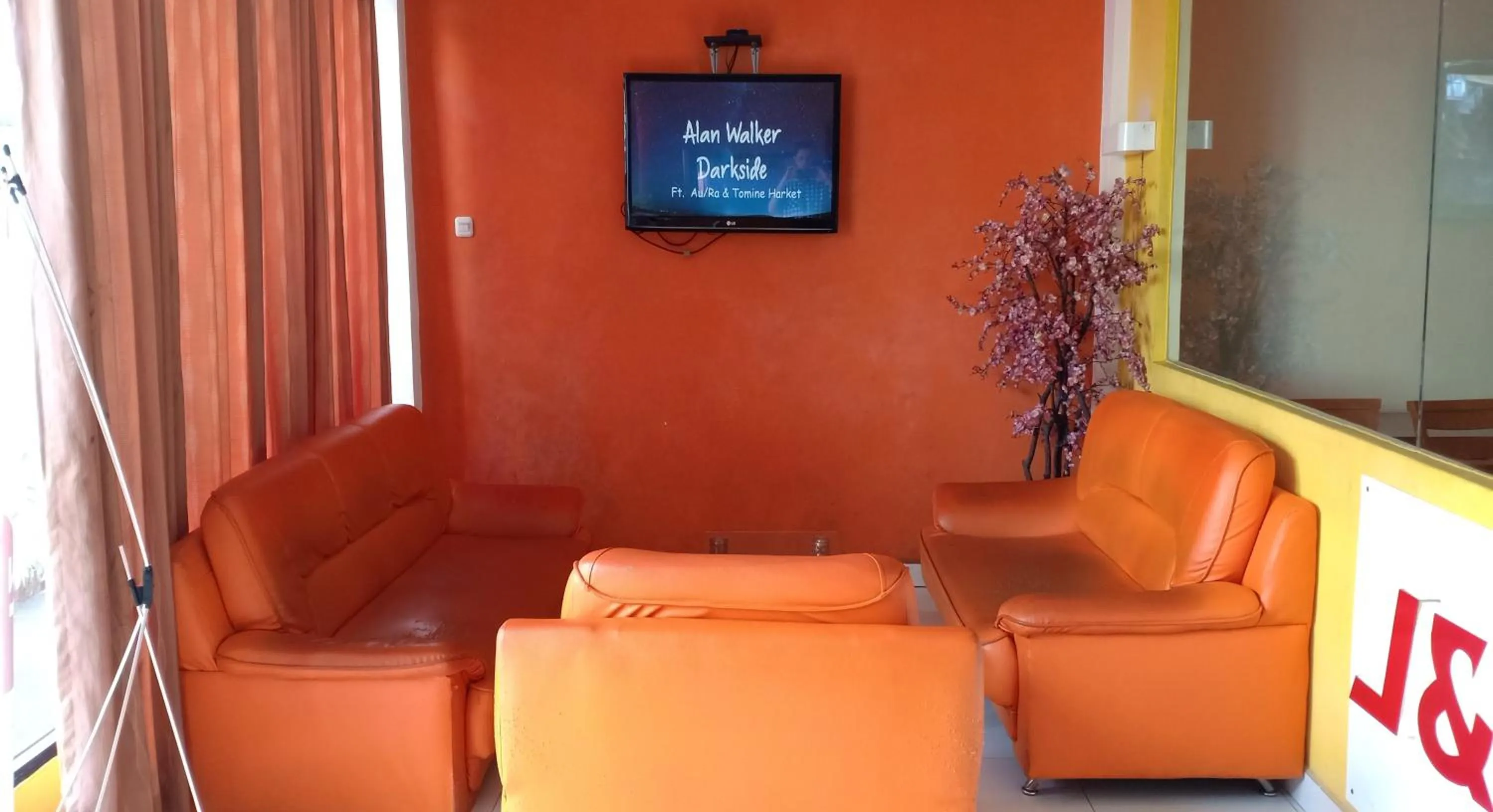 Communal lounge/ TV room in Citra Hotel