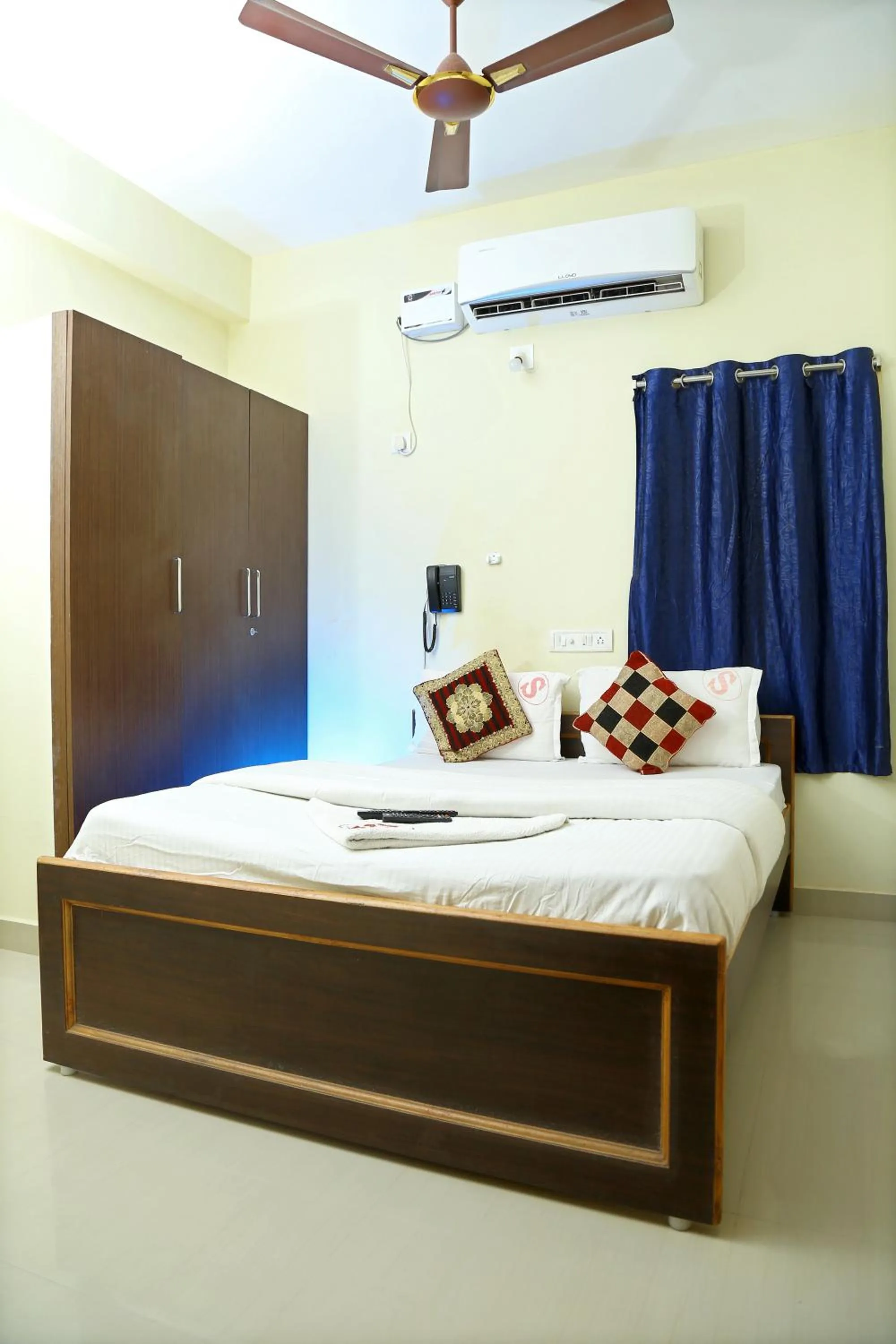 Photo of the whole room, Bed in Lakeview Residency, Sricity TADA
