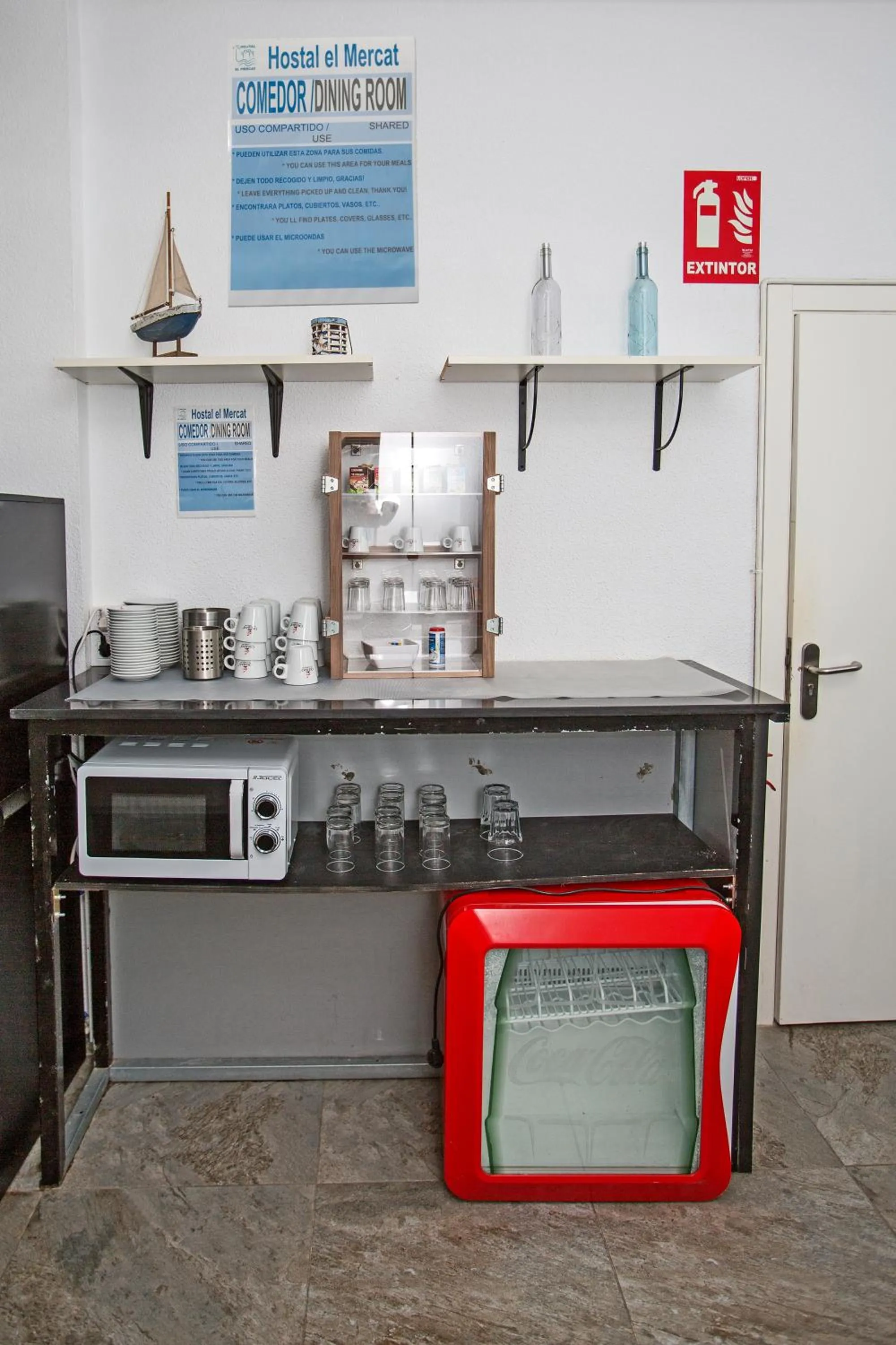 minibar in Hostal El Mercat