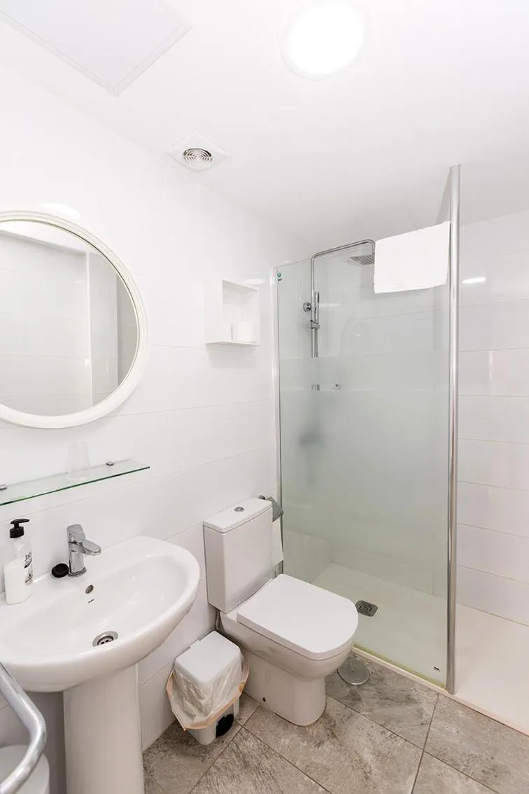 Bathroom in Hostal El Mercat