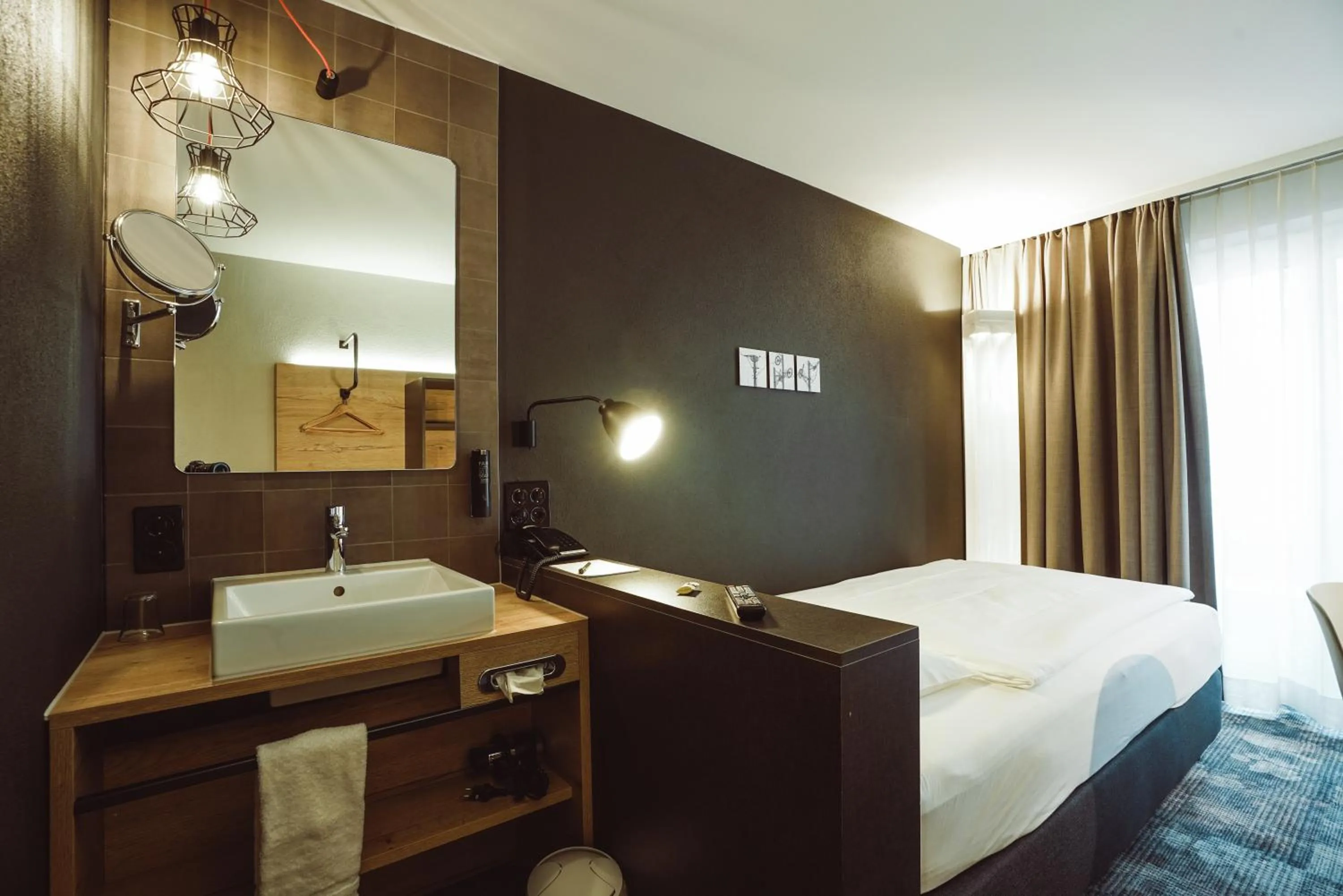 Bathroom, Bed in Baxter Hotel