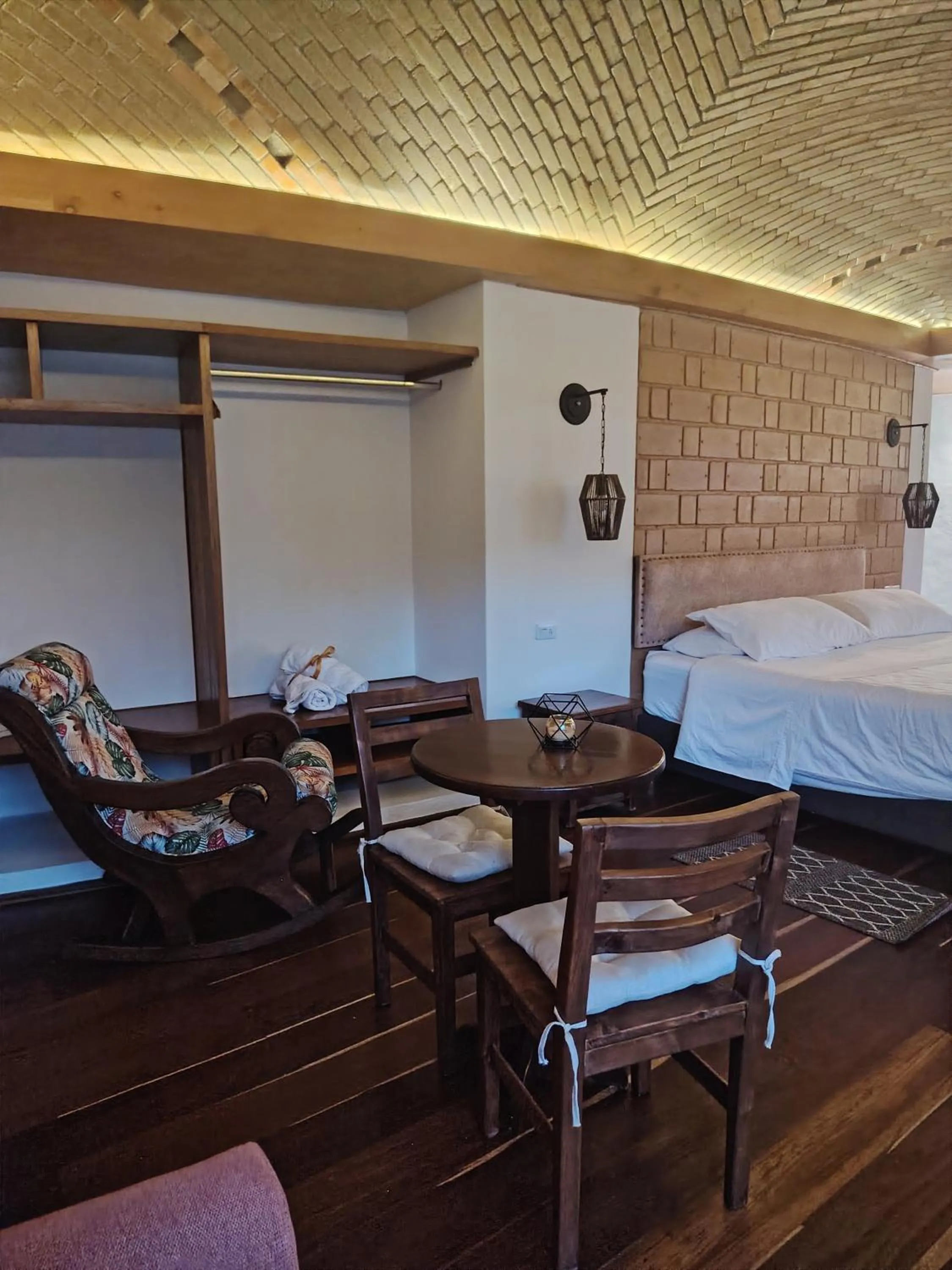 Living room, Bed in La Alhambra Hotel Boutique