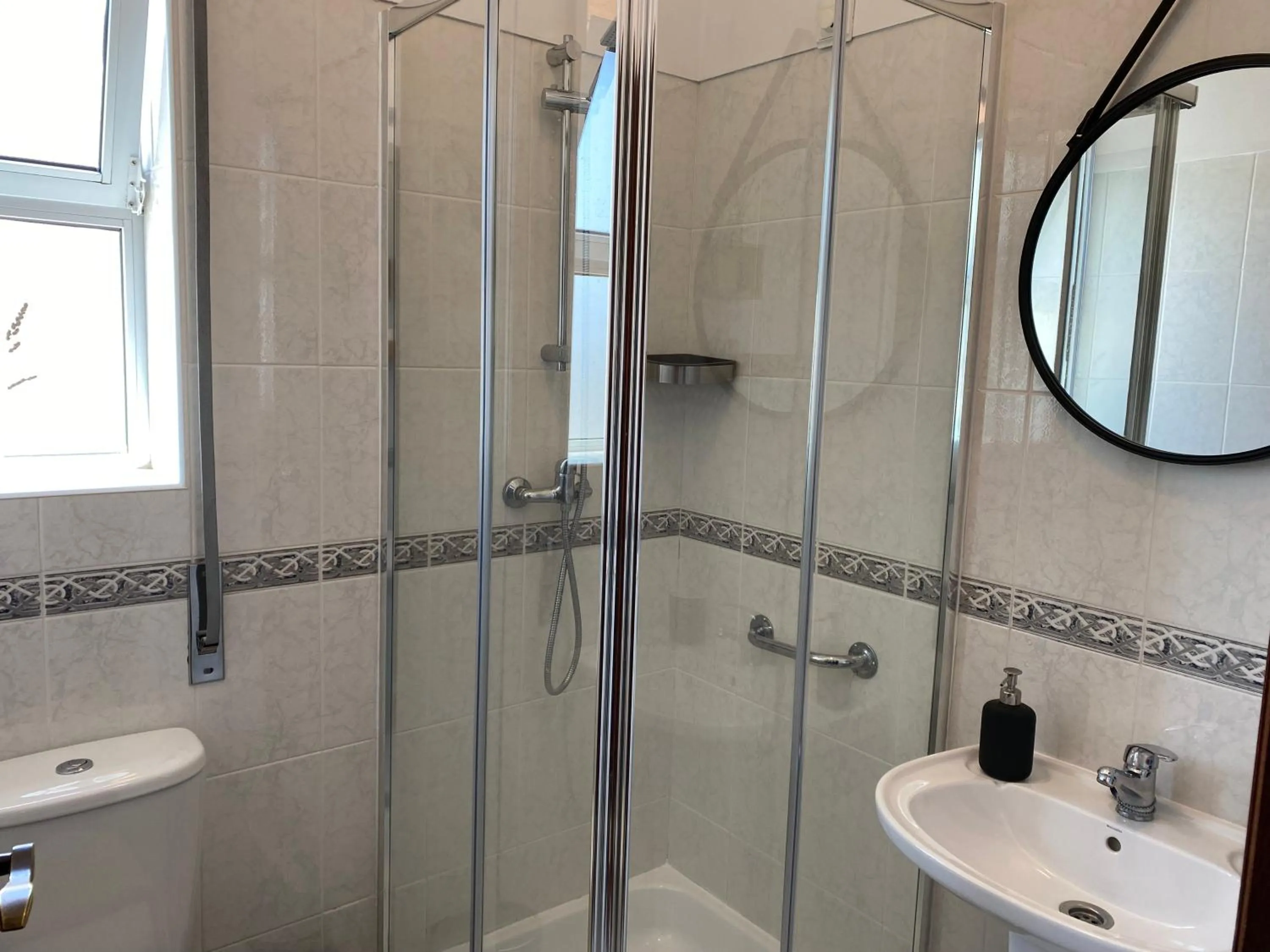 Shower in Hotel Jardim Oudinot "MyWay Kite&Surf"