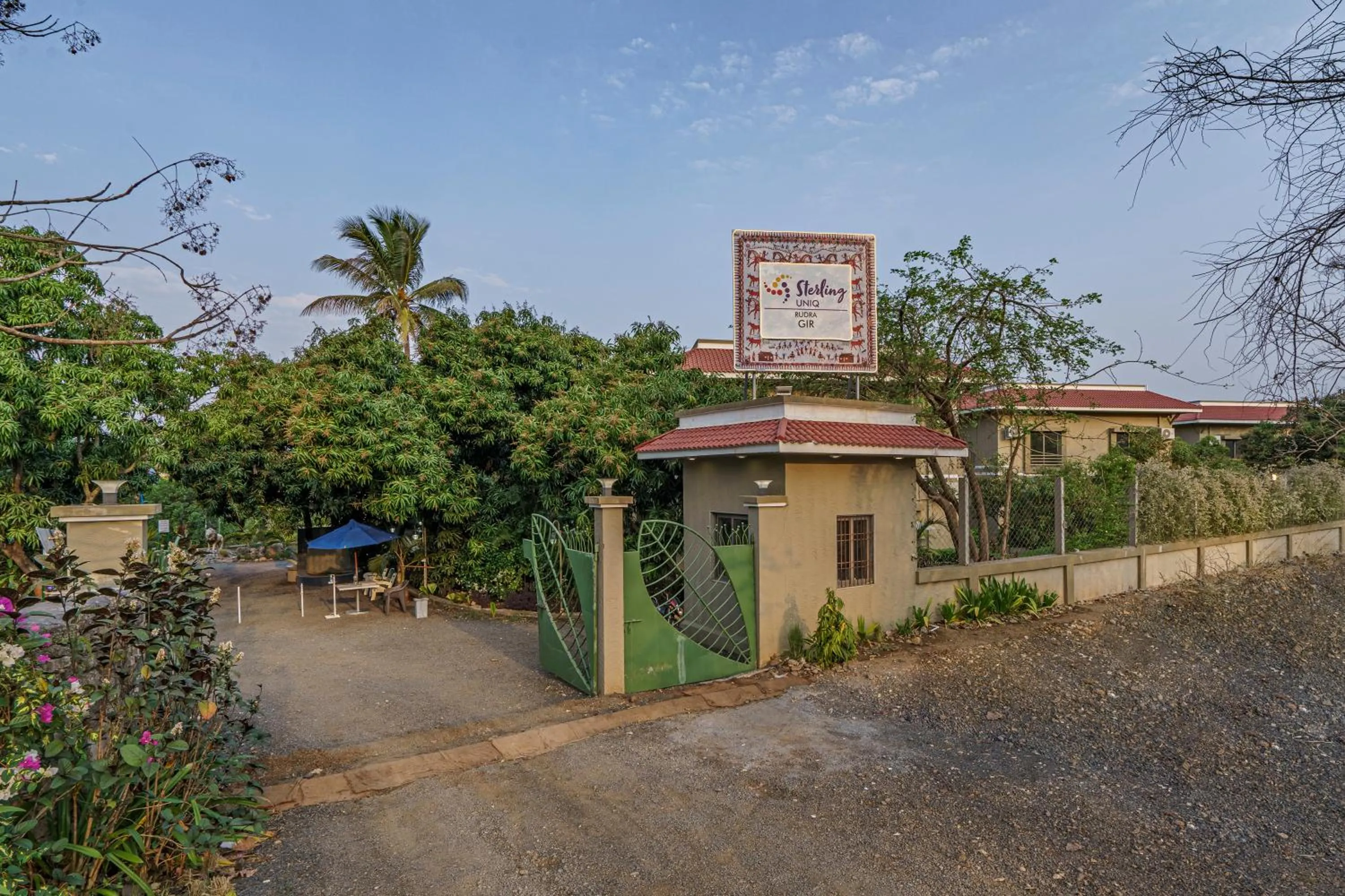 Facade/entrance in Sterling Gir