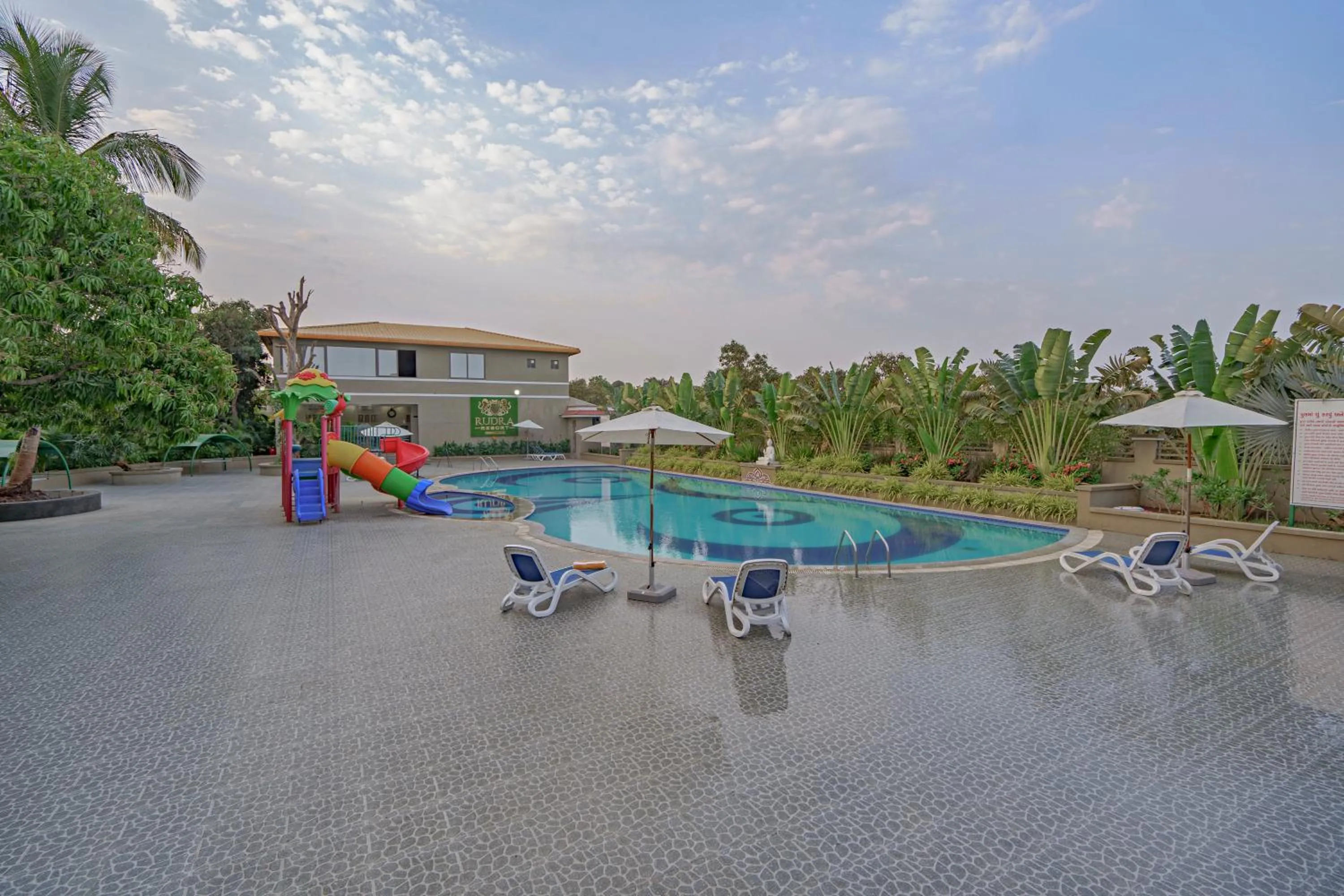 Pool view in Sterling Gir