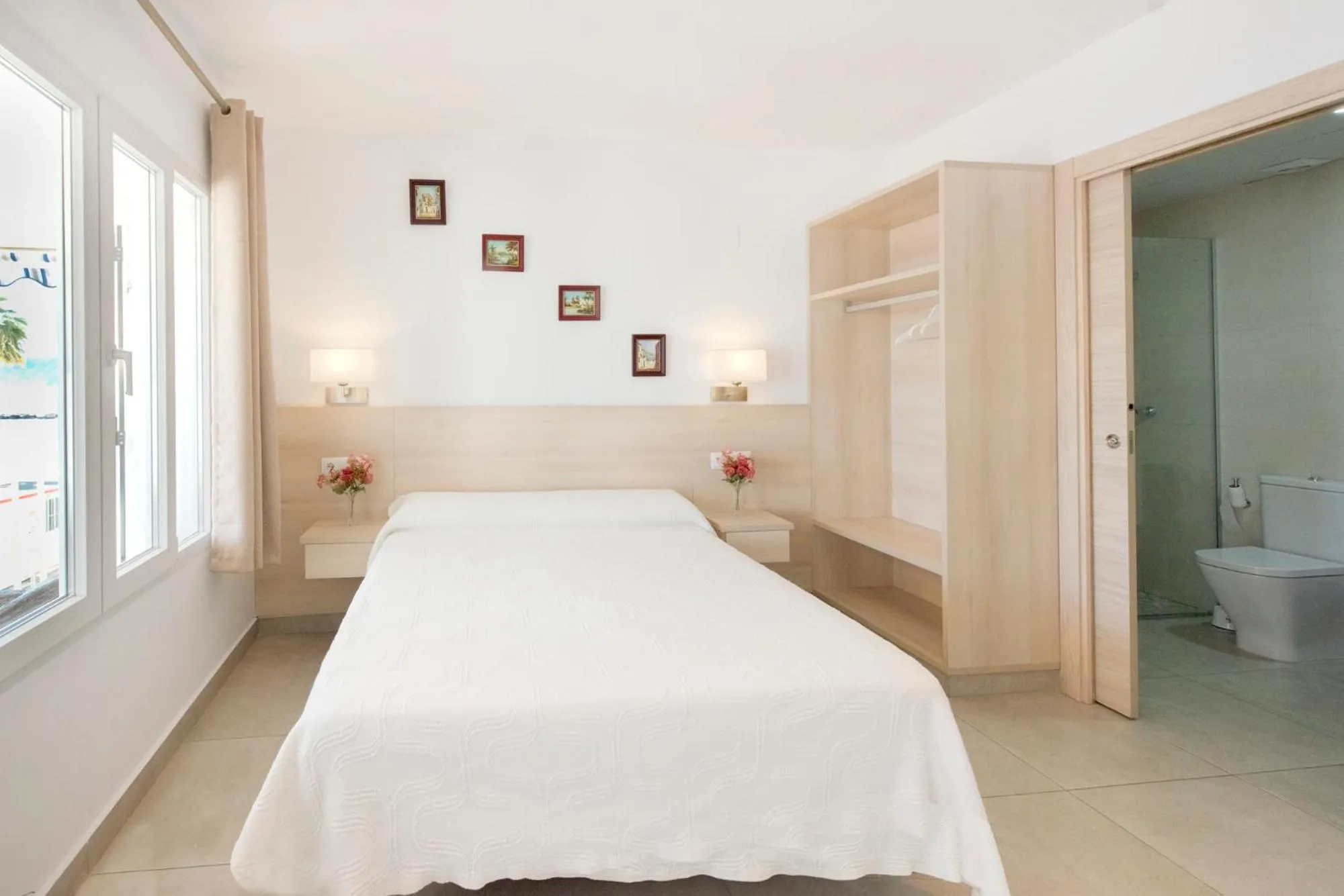 Toilet, Bed in Hotel San Miguel