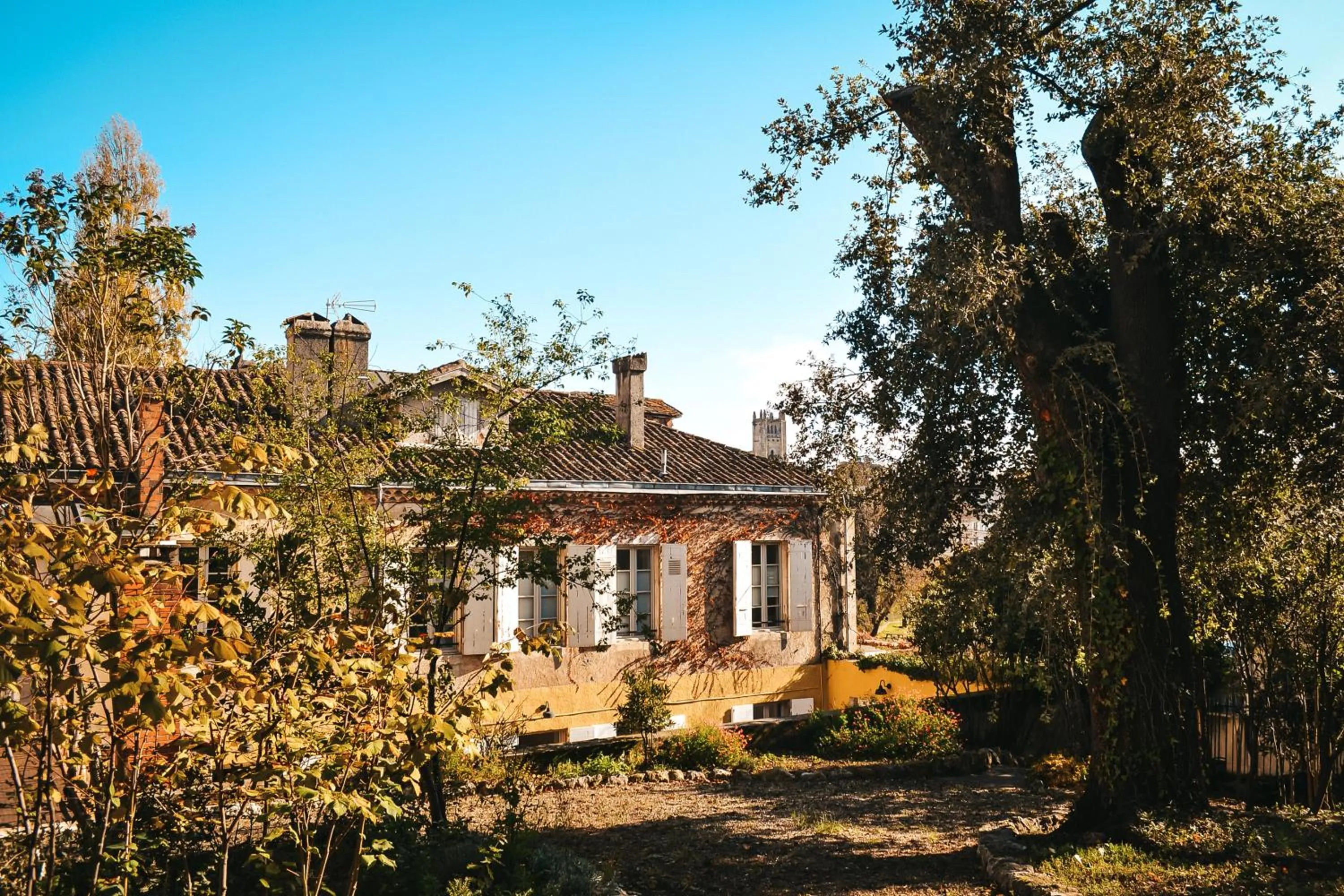 Property building in Le Chai