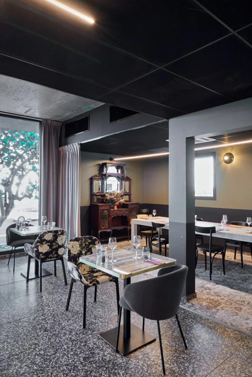 Restaurant/places to eat in DINA MORGABINE SAINT DENIS