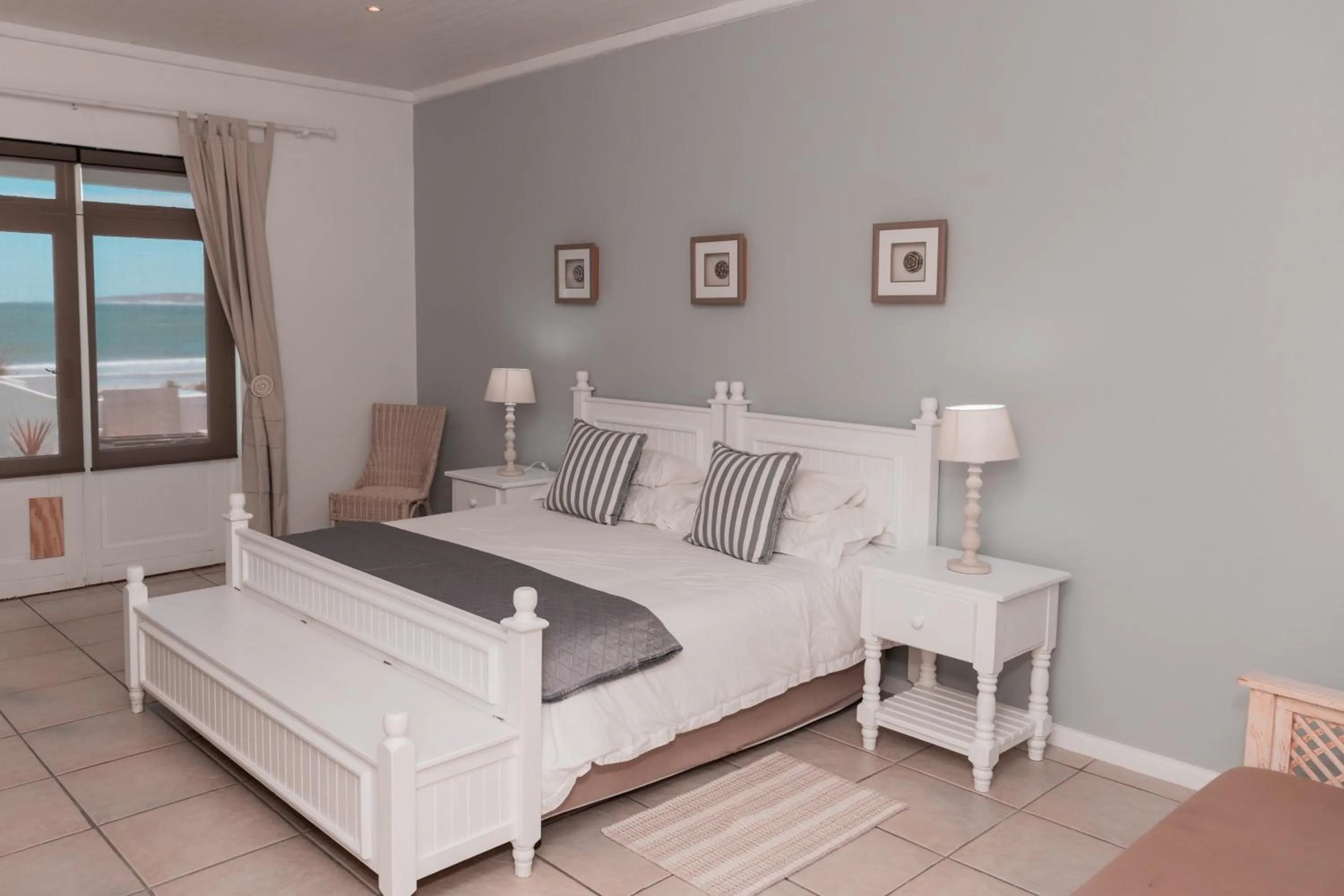 Photo of the whole room, Bed in Paternoster Lodge