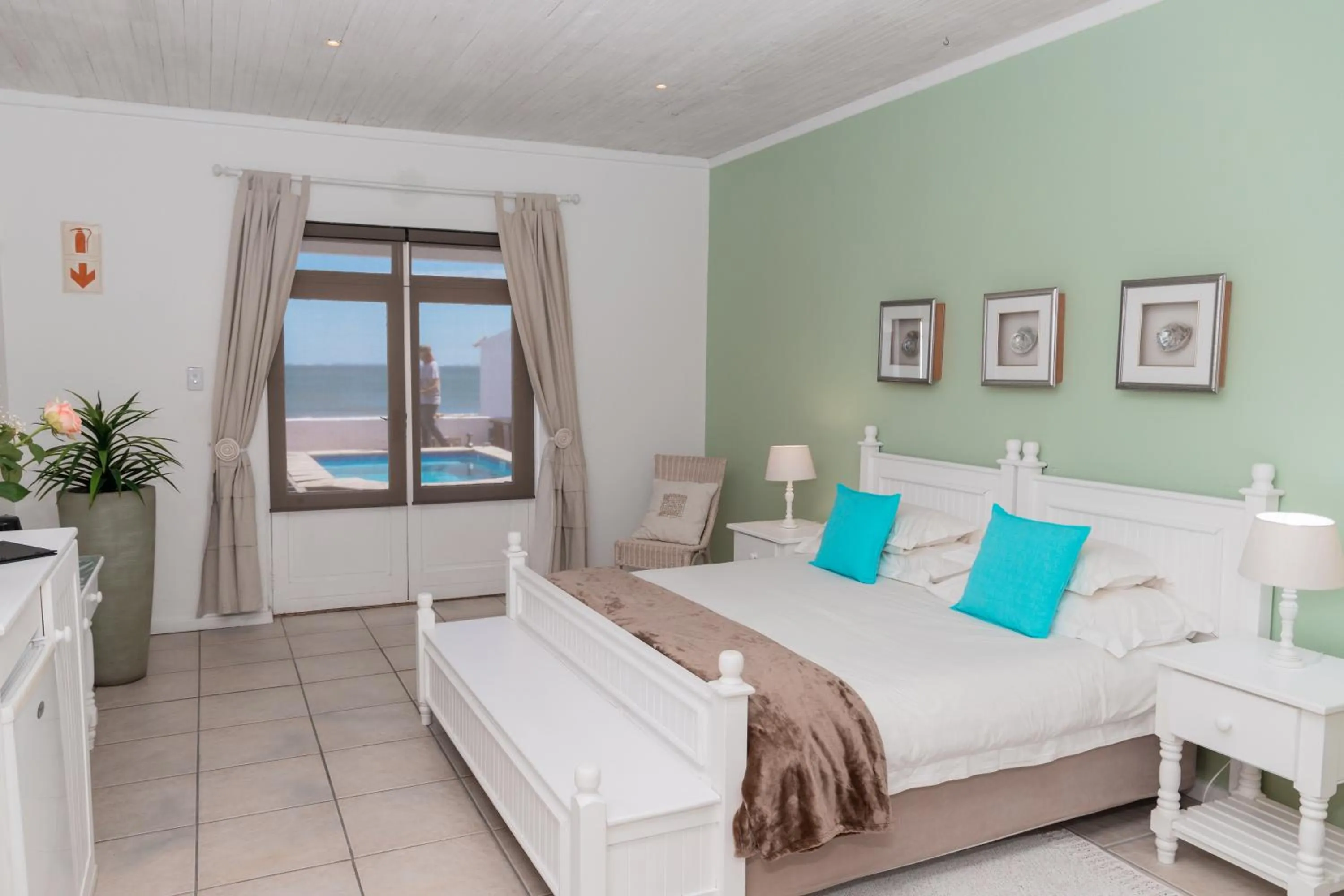 View (from property/room), Bed in Paternoster Lodge
