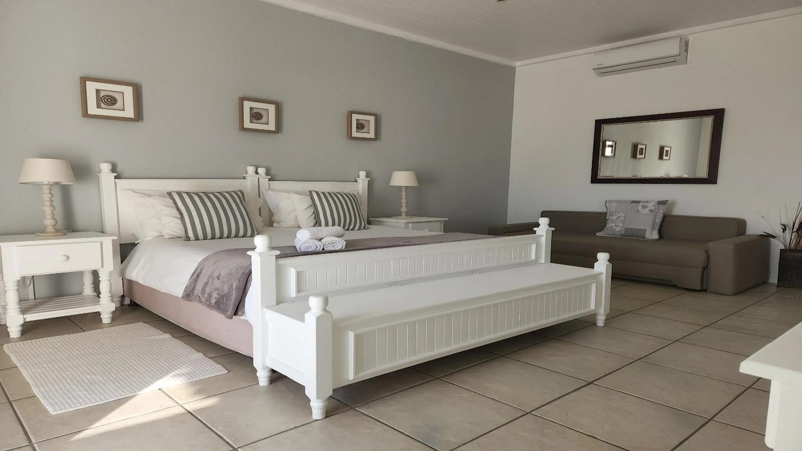 Photo of the whole room, Bed in Paternoster Lodge
