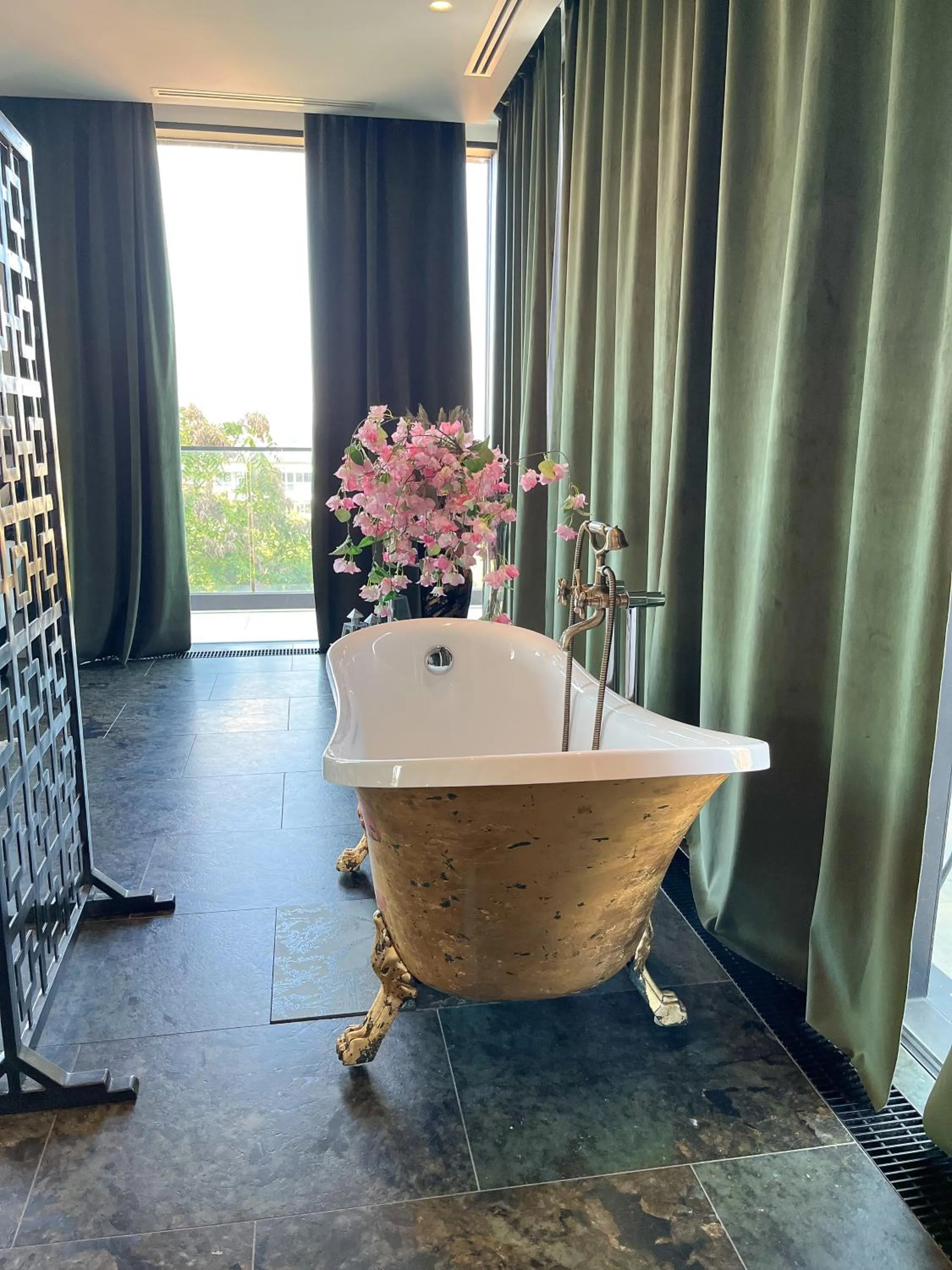 Bath in The Babe Boutique Hotel