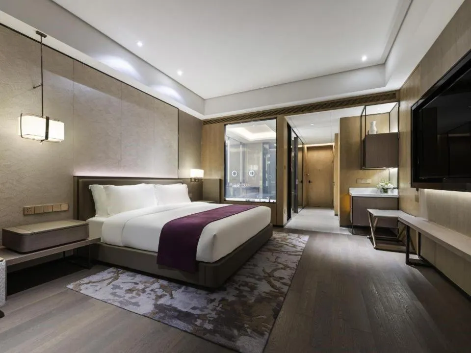 Bed in Grand Mercure Shanghai Lingang