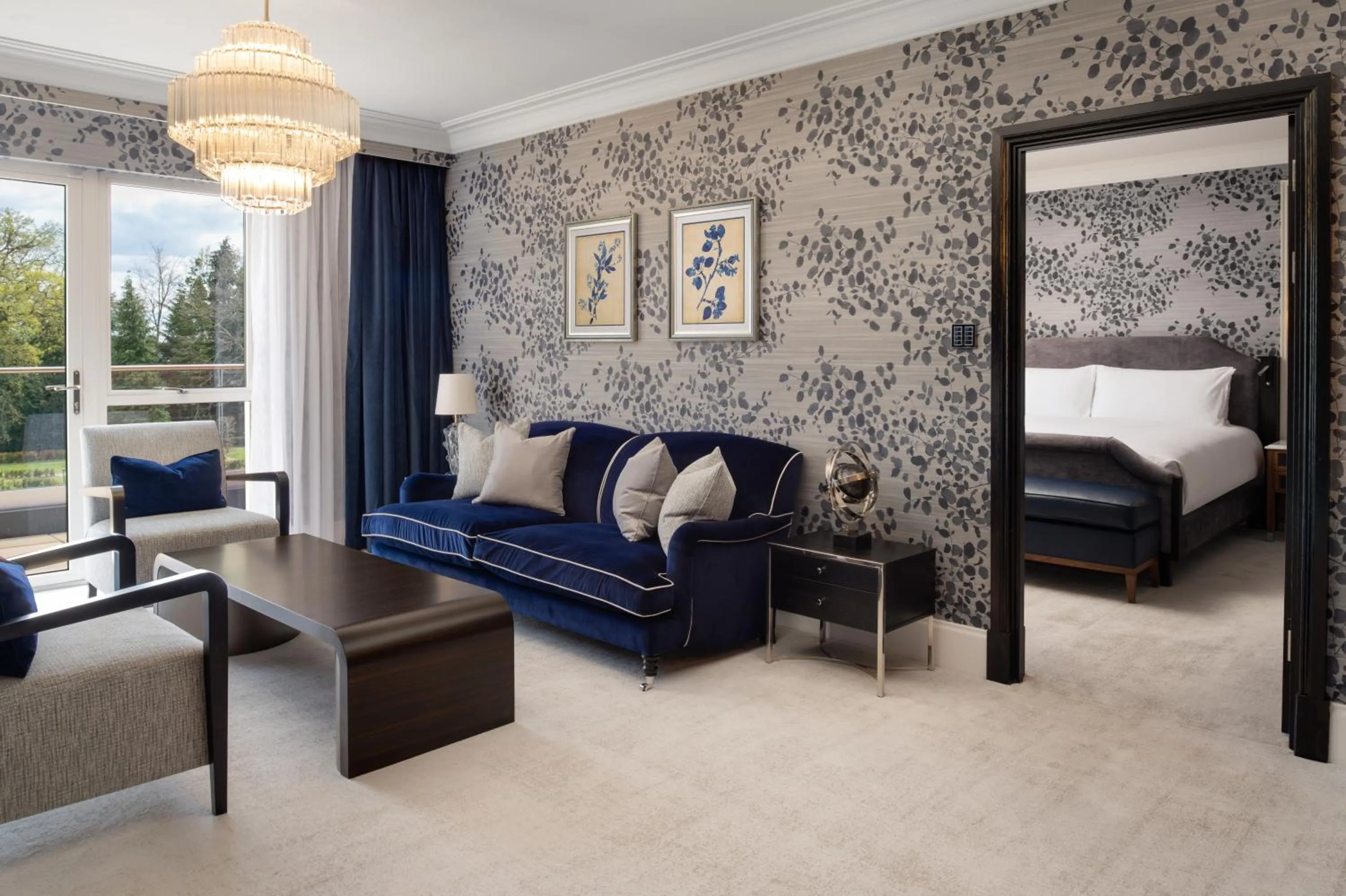 Living room, Bed in Fairmont Windsor Park