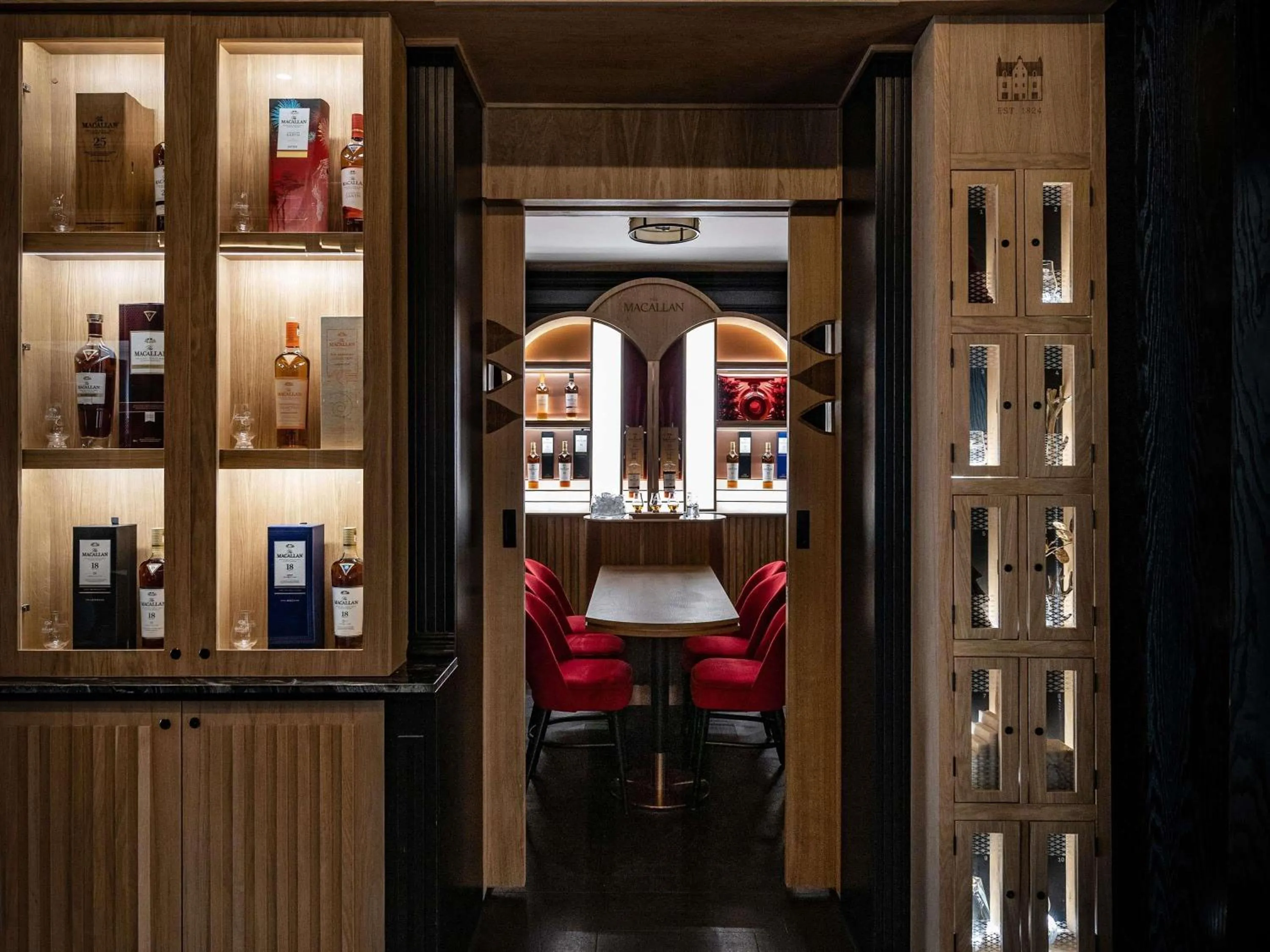 Lounge or bar in Fairmont Windsor Park