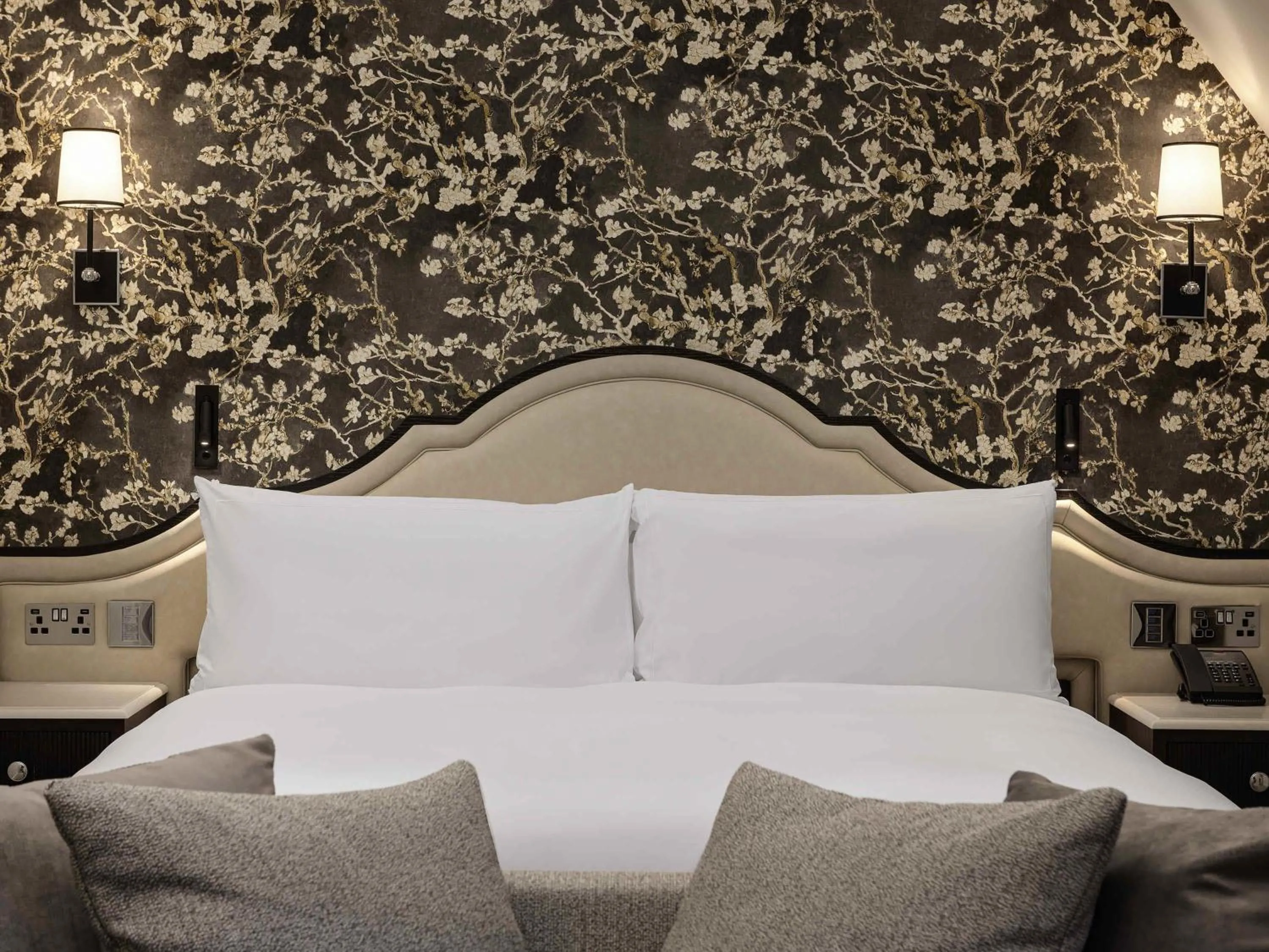 Bedroom, Bed in Fairmont Windsor Park