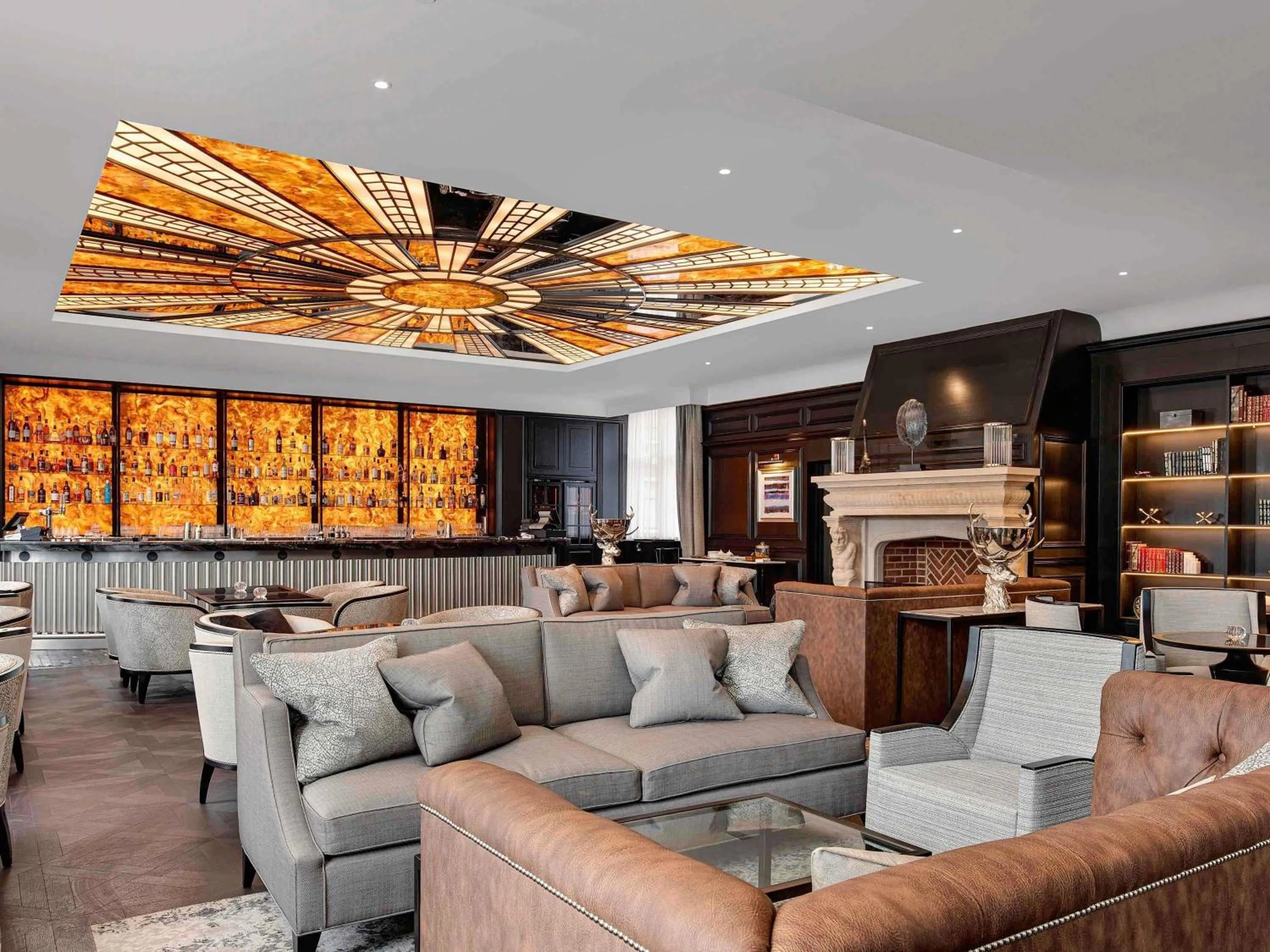Lounge or bar in Fairmont Windsor Park