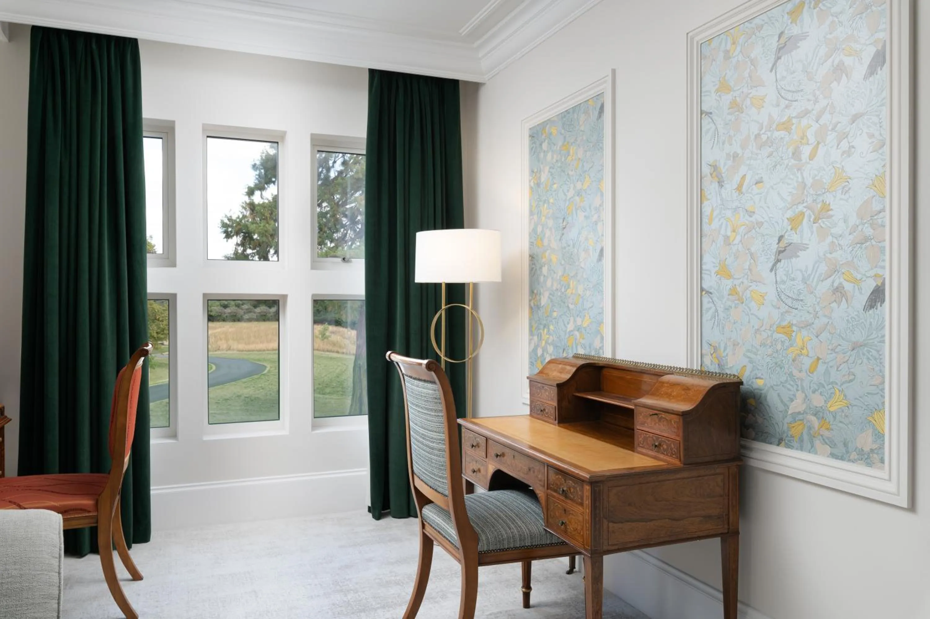 Seating area, Bed in Fairmont Windsor Park