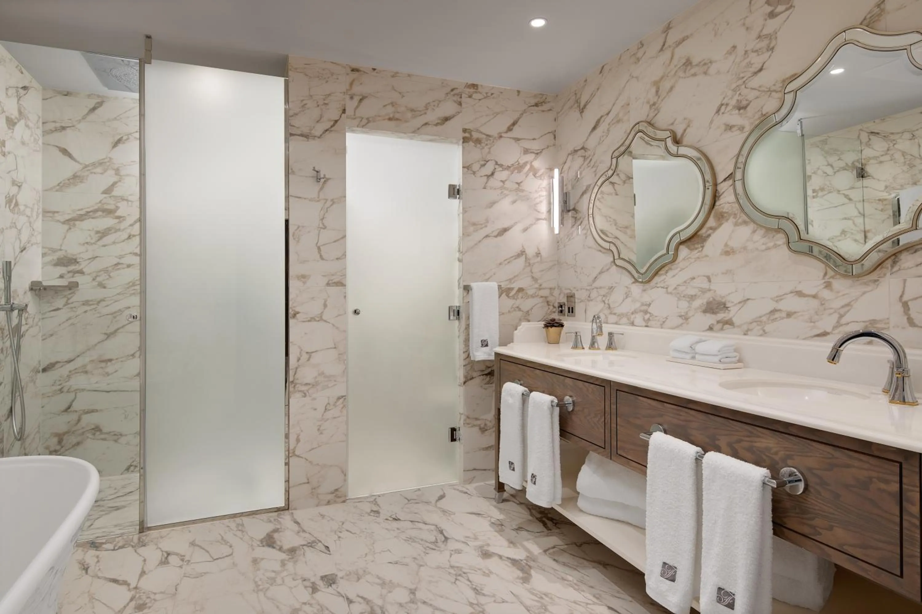 Shower in Fairmont Windsor Park