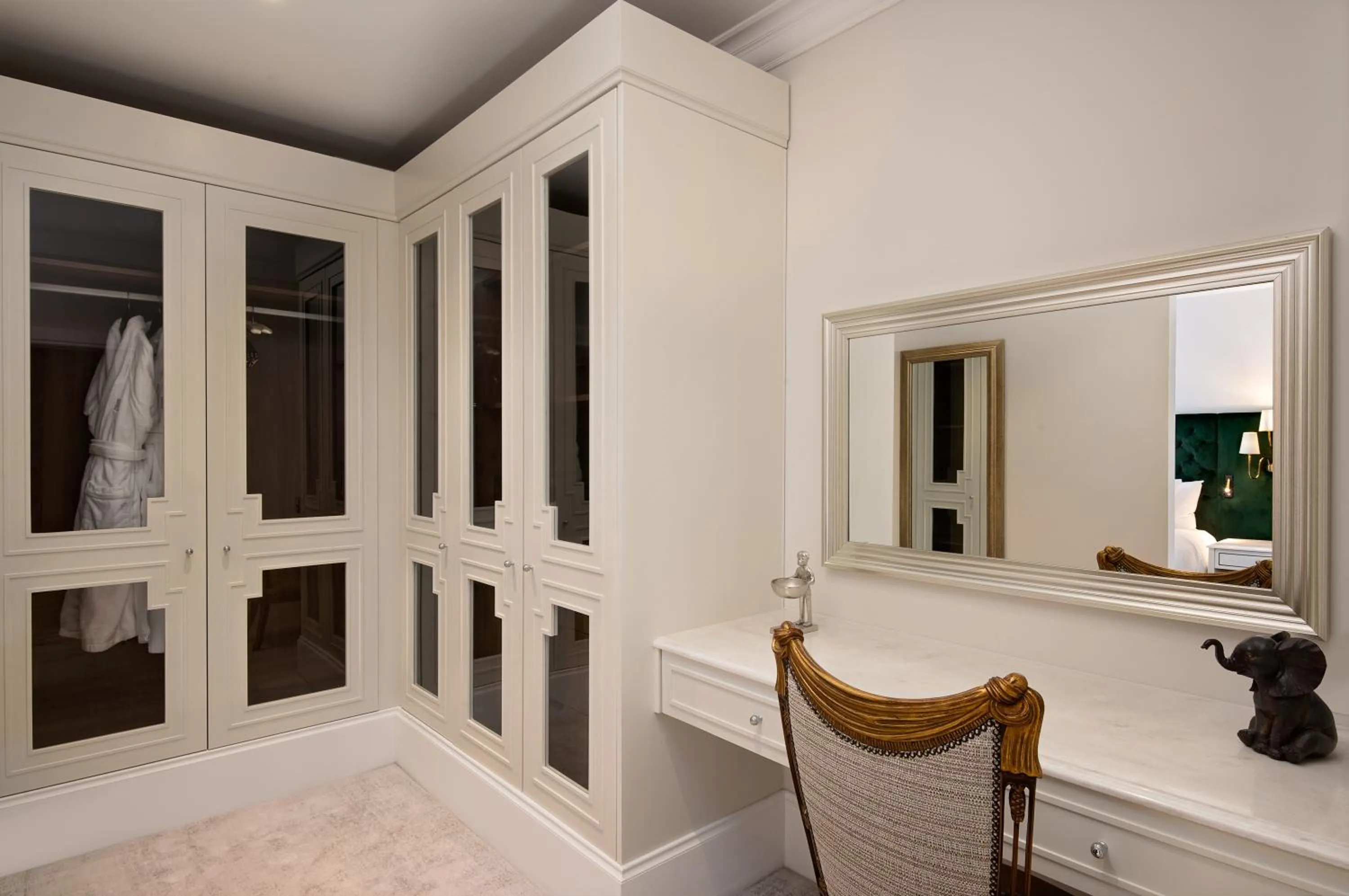 wardrobe in Fairmont Windsor Park