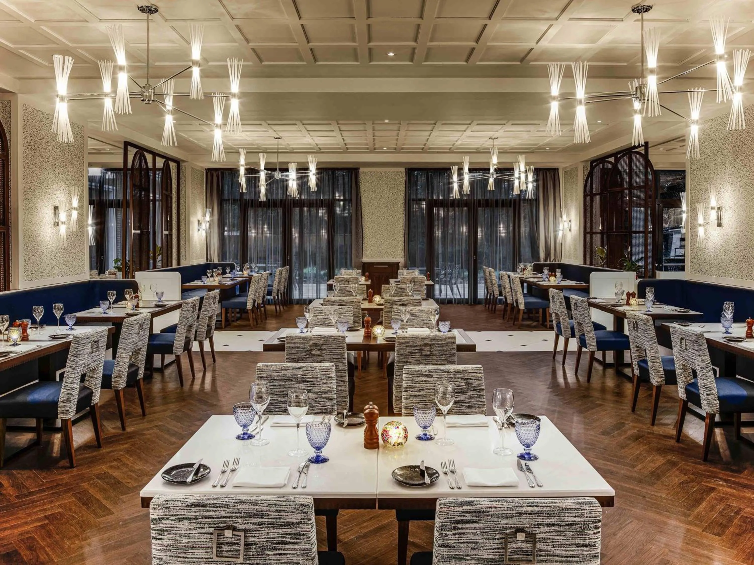 Restaurant/places to eat in Fairmont Windsor Park