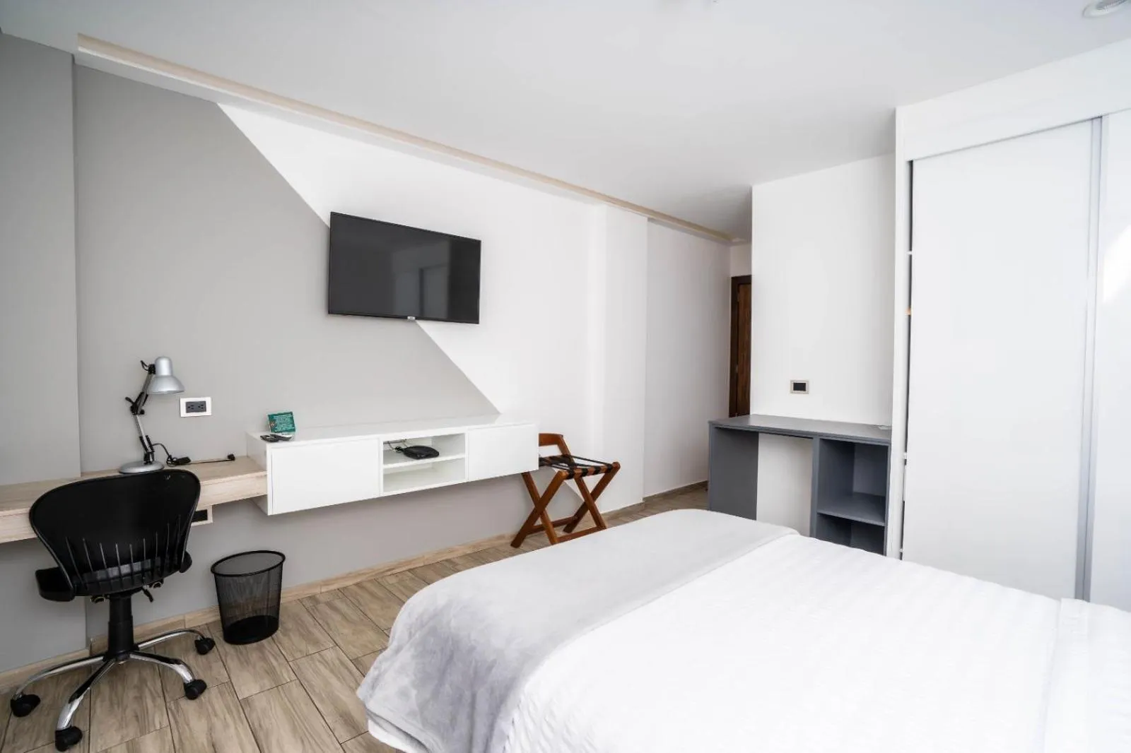 TV and multimedia, Bed in Hotel Puerto Pacifico Guayaquil Airport