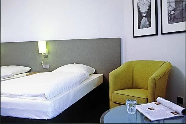 Seating area, Bed in Overnight Tagungshotel im ABZ