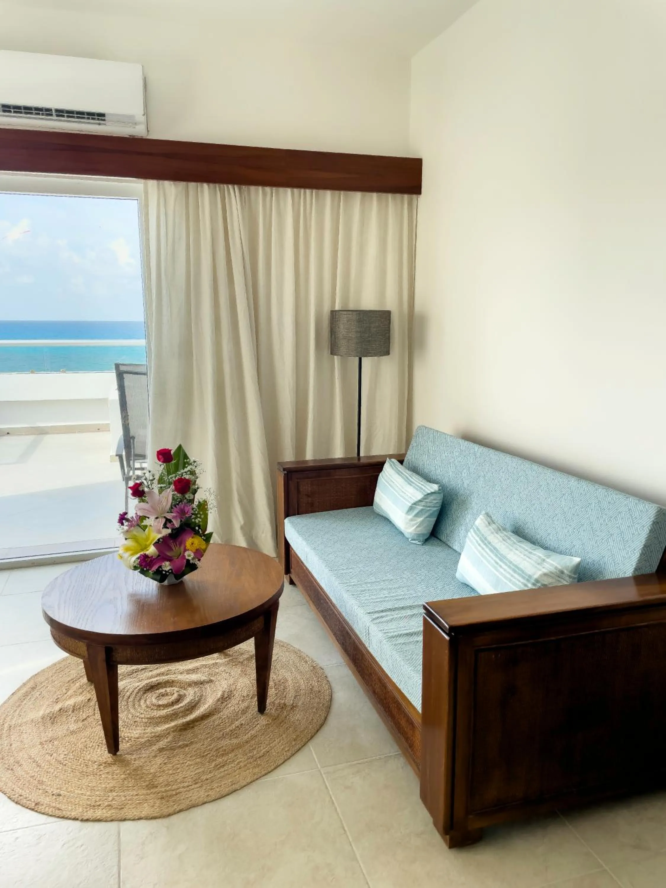 Living room, Bed in Ocean Drive Hotel