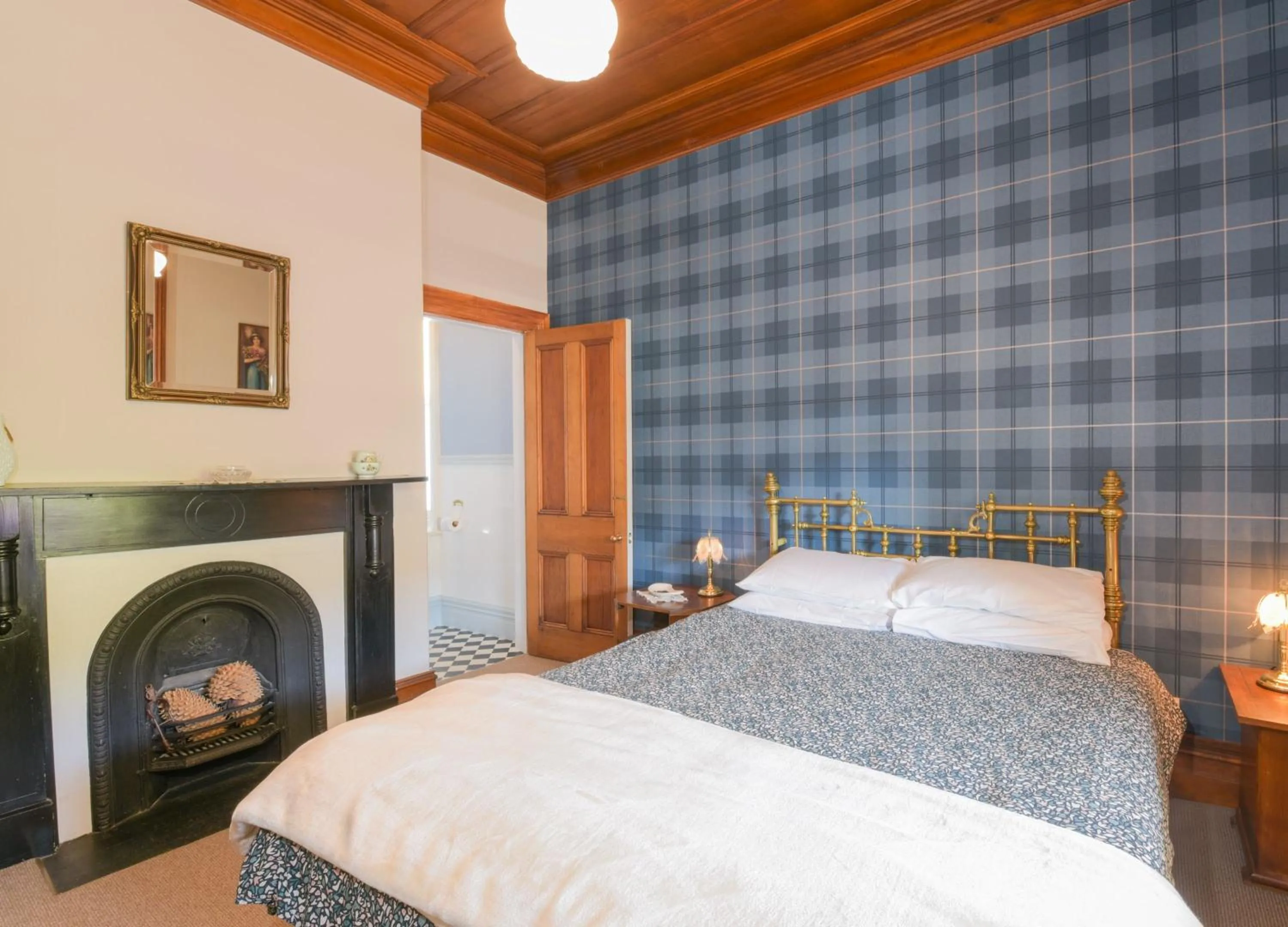 Bathroom, Bed in Dunstan House