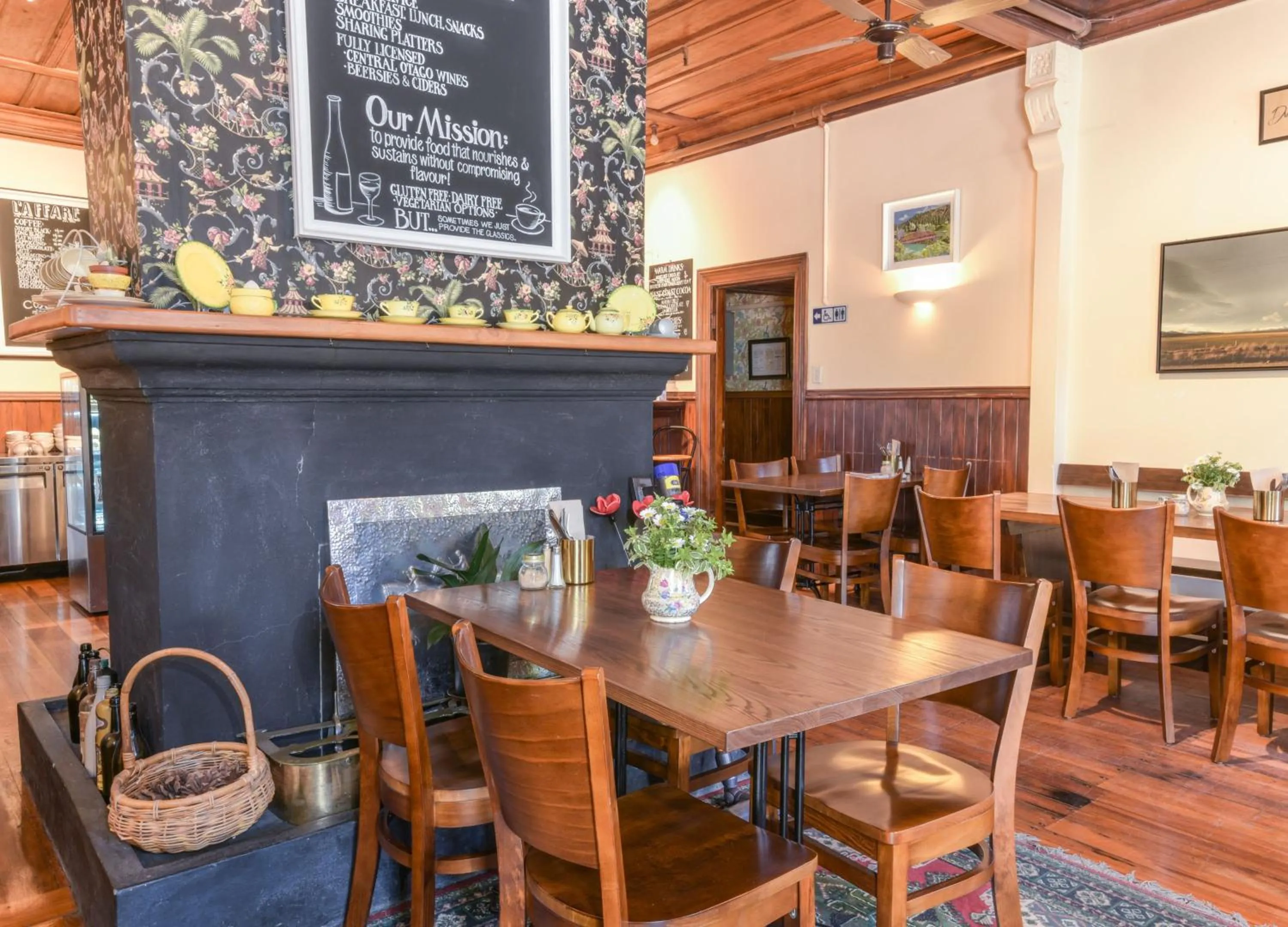 Restaurant/places to eat in Dunstan House