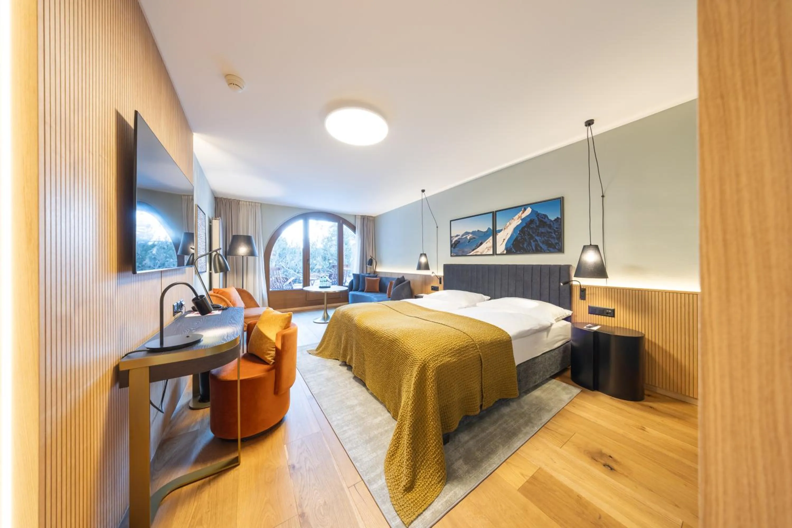 Living room, Bed in Hotel Rosatsch