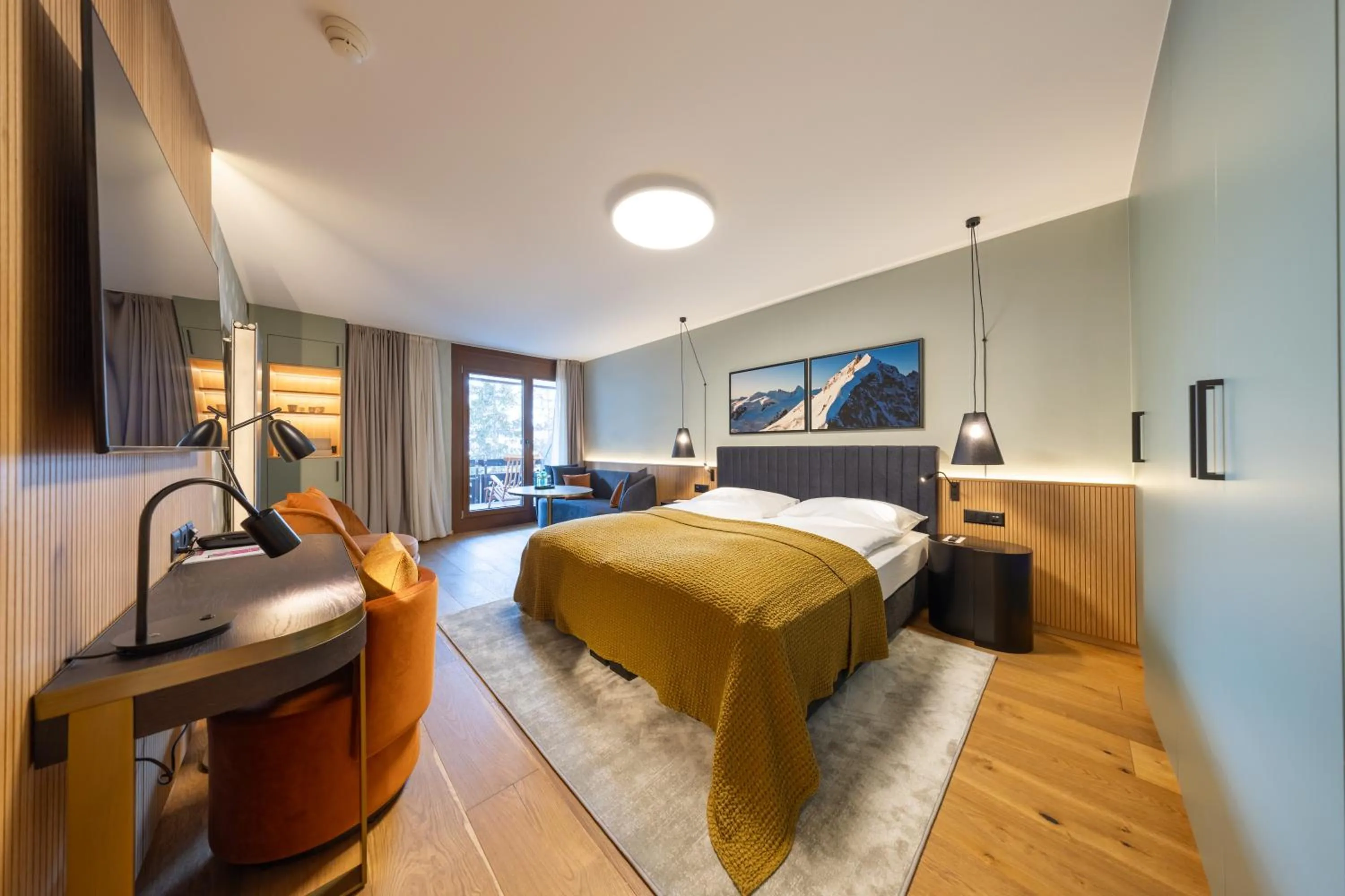 Living room, Bed in Hotel Rosatsch