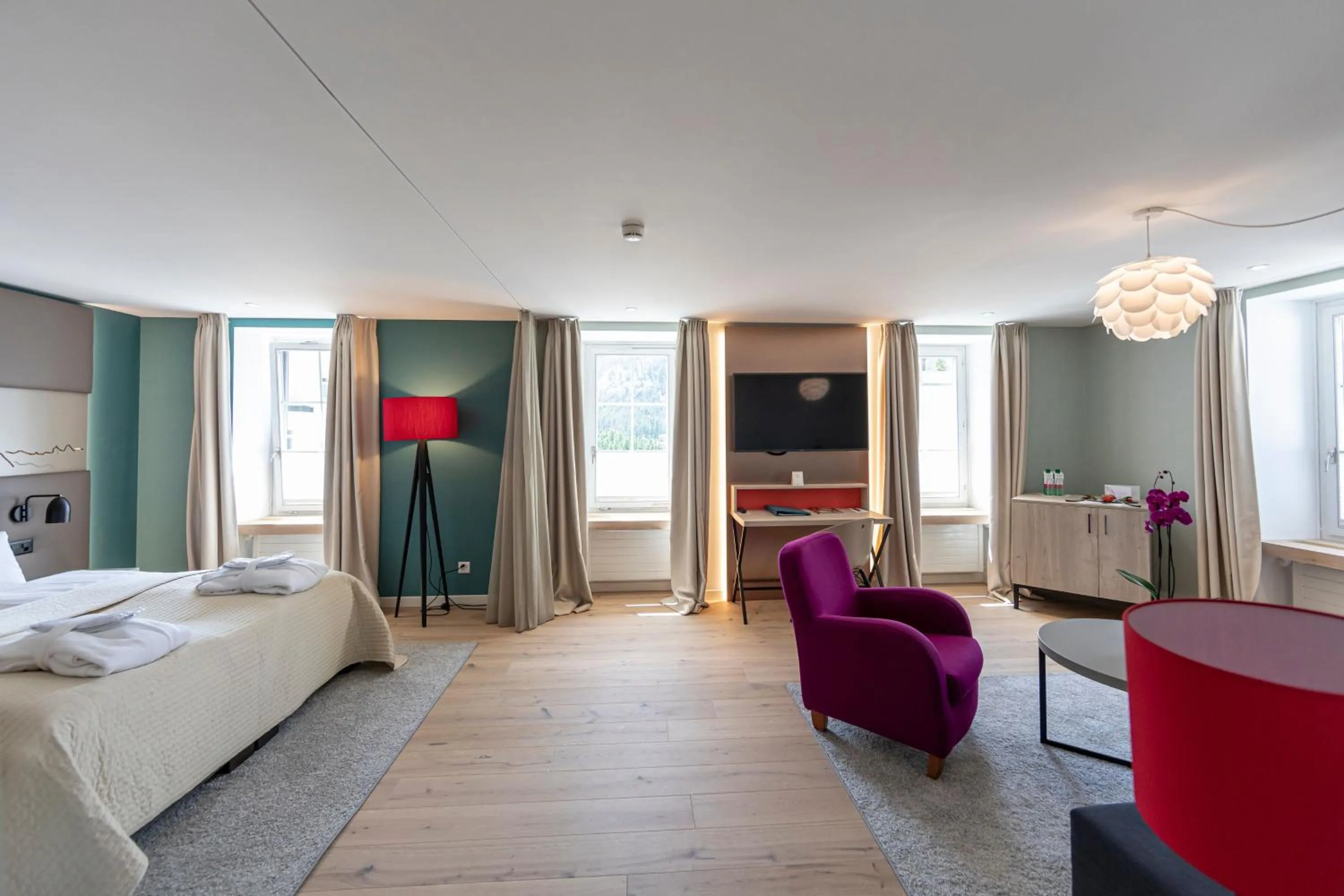 Living room, Bed in Hotel Rosatsch