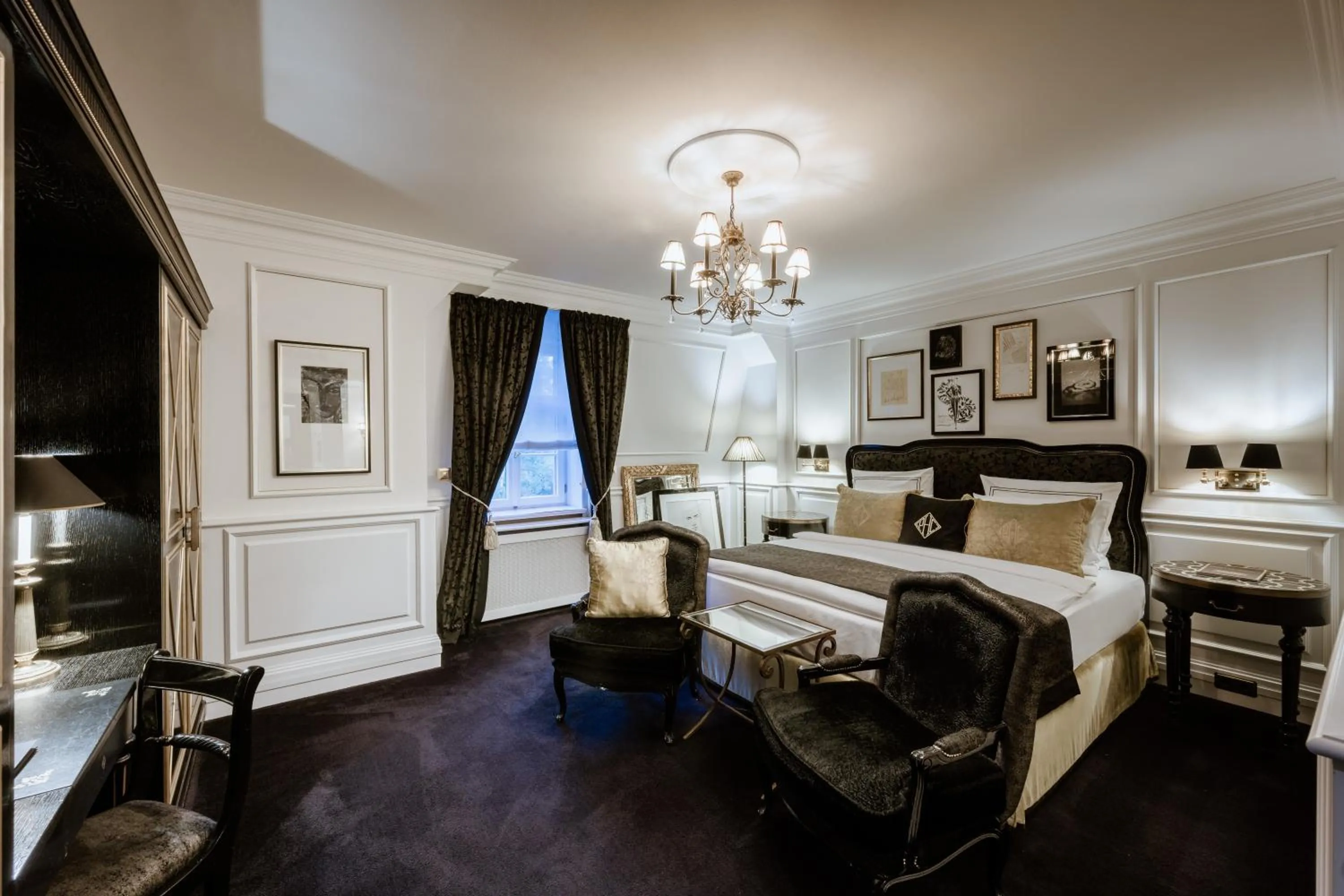 Photo of the whole room, Bed in Schlosshotel Berlin