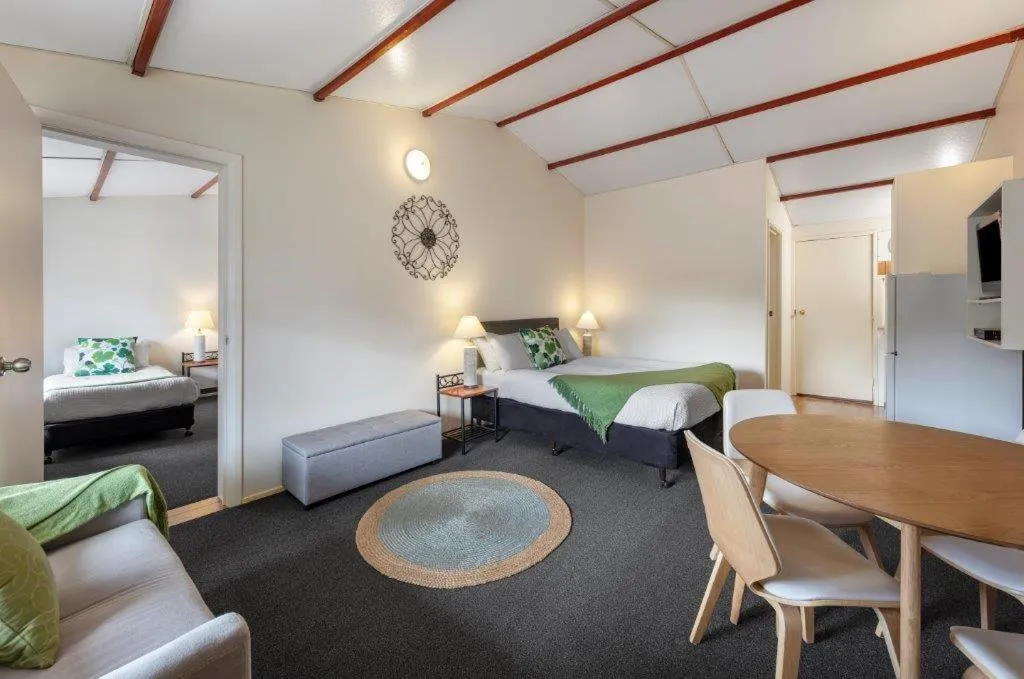 Bed in Dartmouth Motor Inn