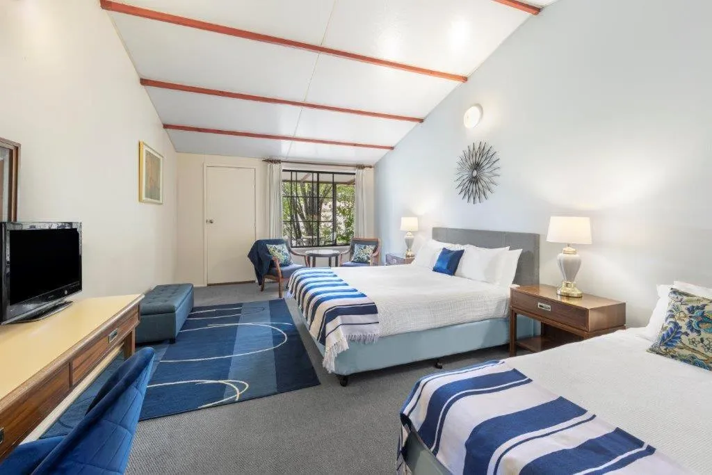 Bed in Dartmouth Motor Inn