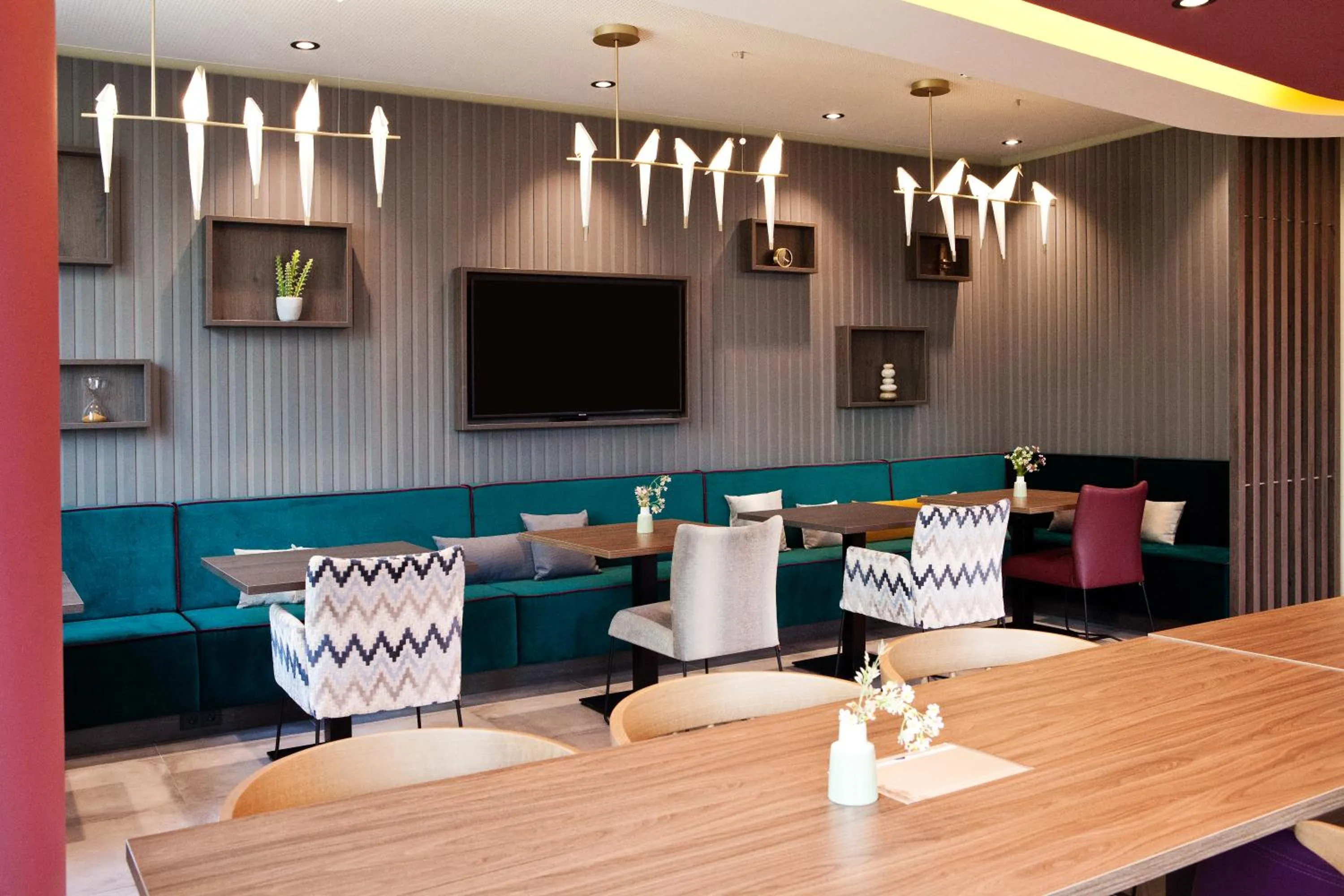 Communal lounge/ TV room in Hampton by Hilton Munich Airport South