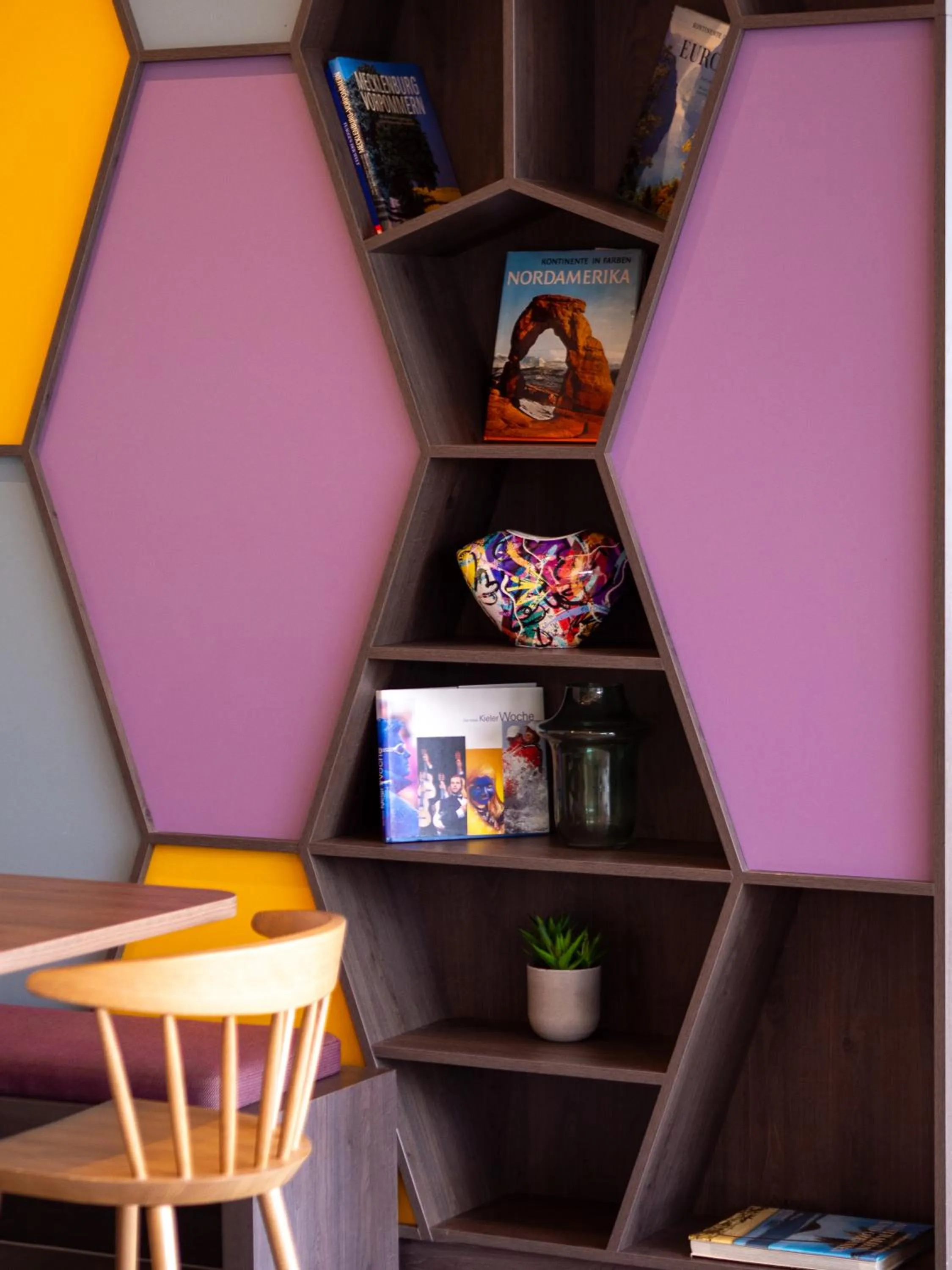 Library in Hampton by Hilton Munich Airport South