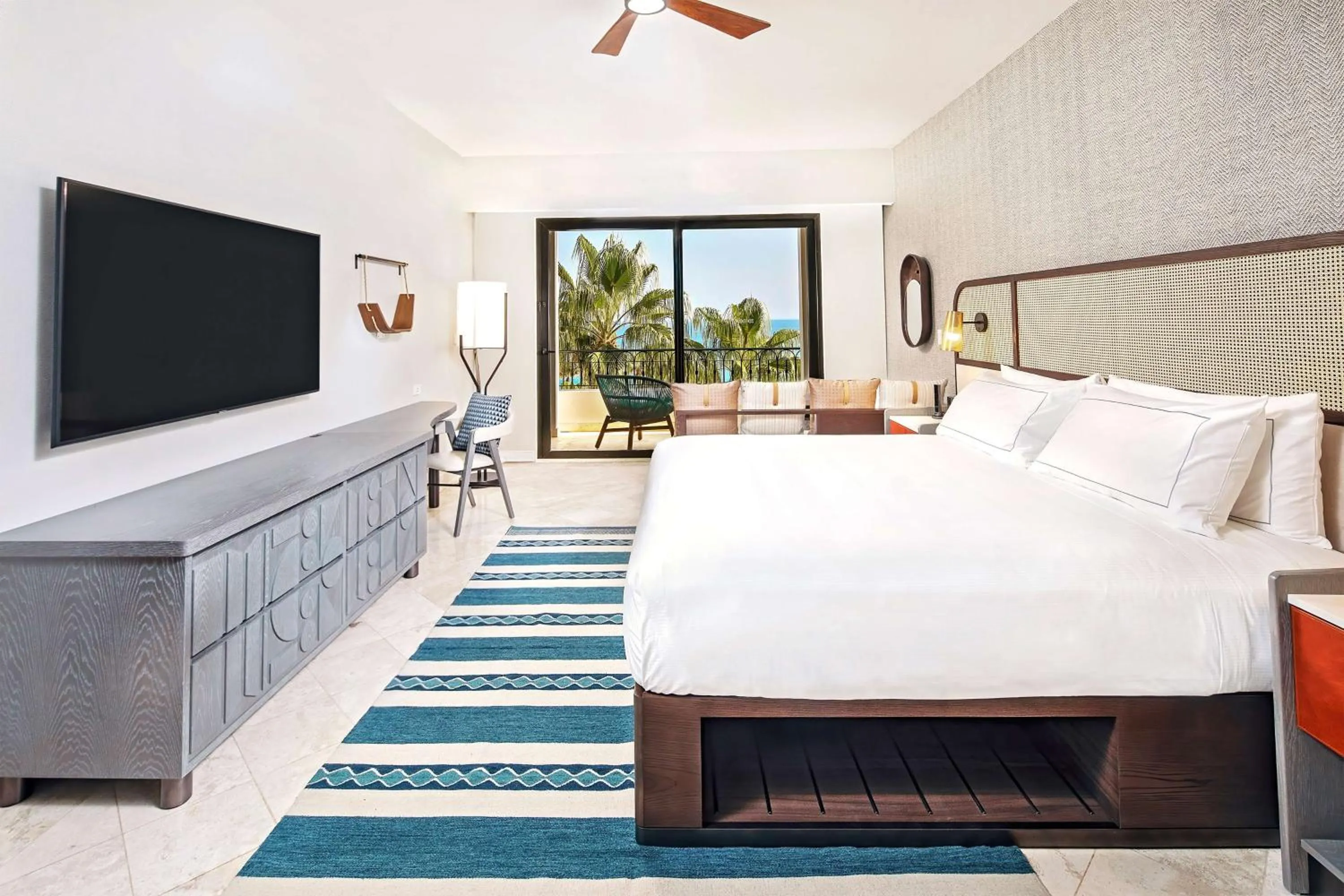 Bedroom, Bed in Hilton Grand Vacations Club La Pacifica Los Cabos