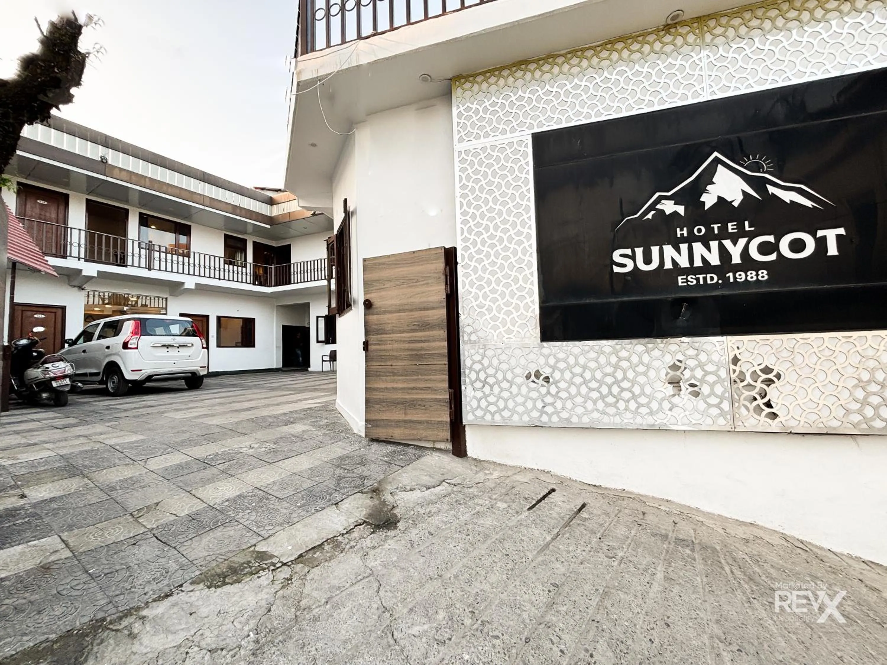 Property building in Hotel Sunny Cot - Free Mall Shuttle and Parking