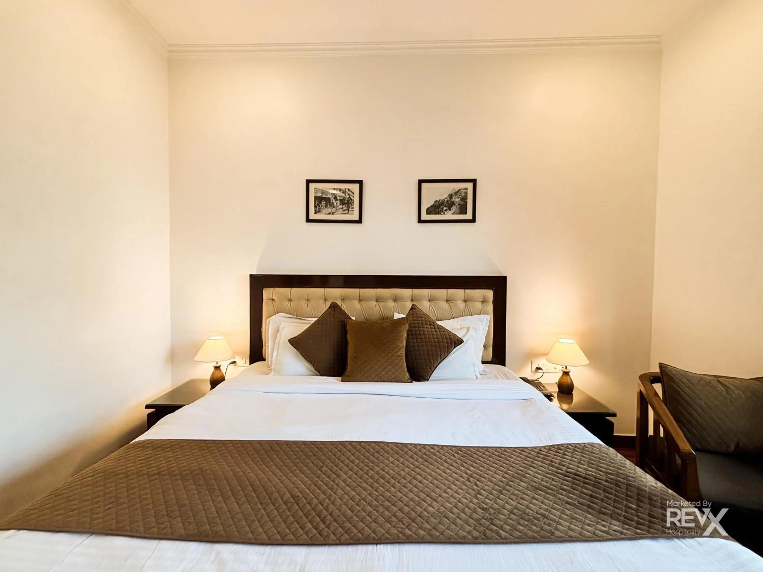 Bed in Hotel Sunny Cot - Free Mall Shuttle and Parking