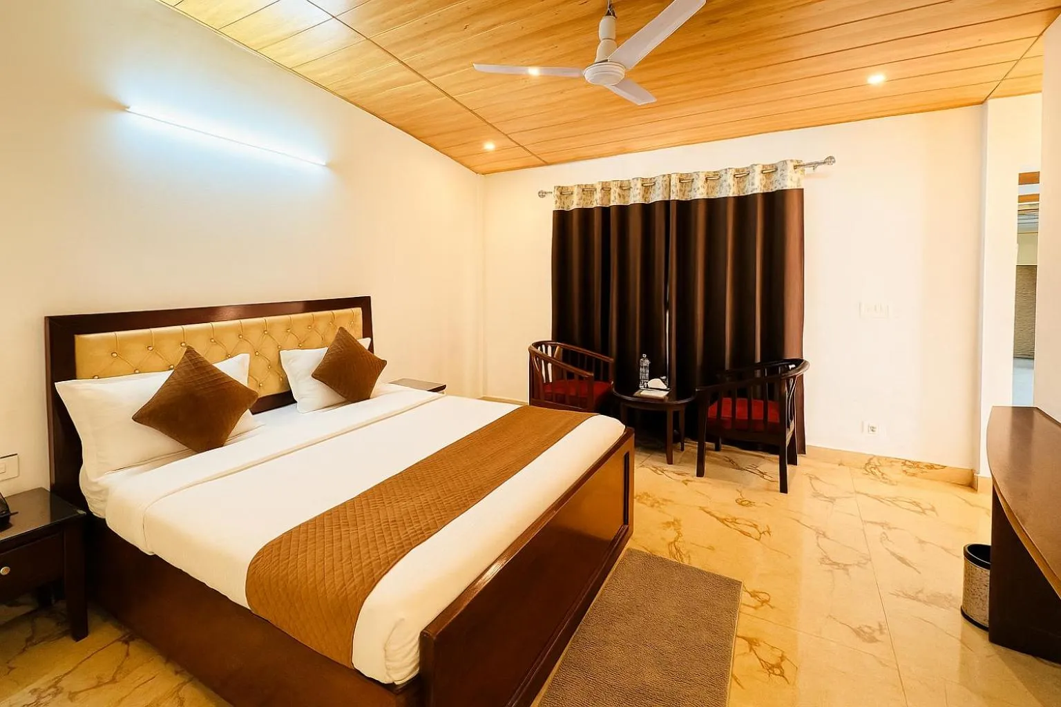 Bed in Hotel Sunny Cot - Free Mall Shuttle and Parking