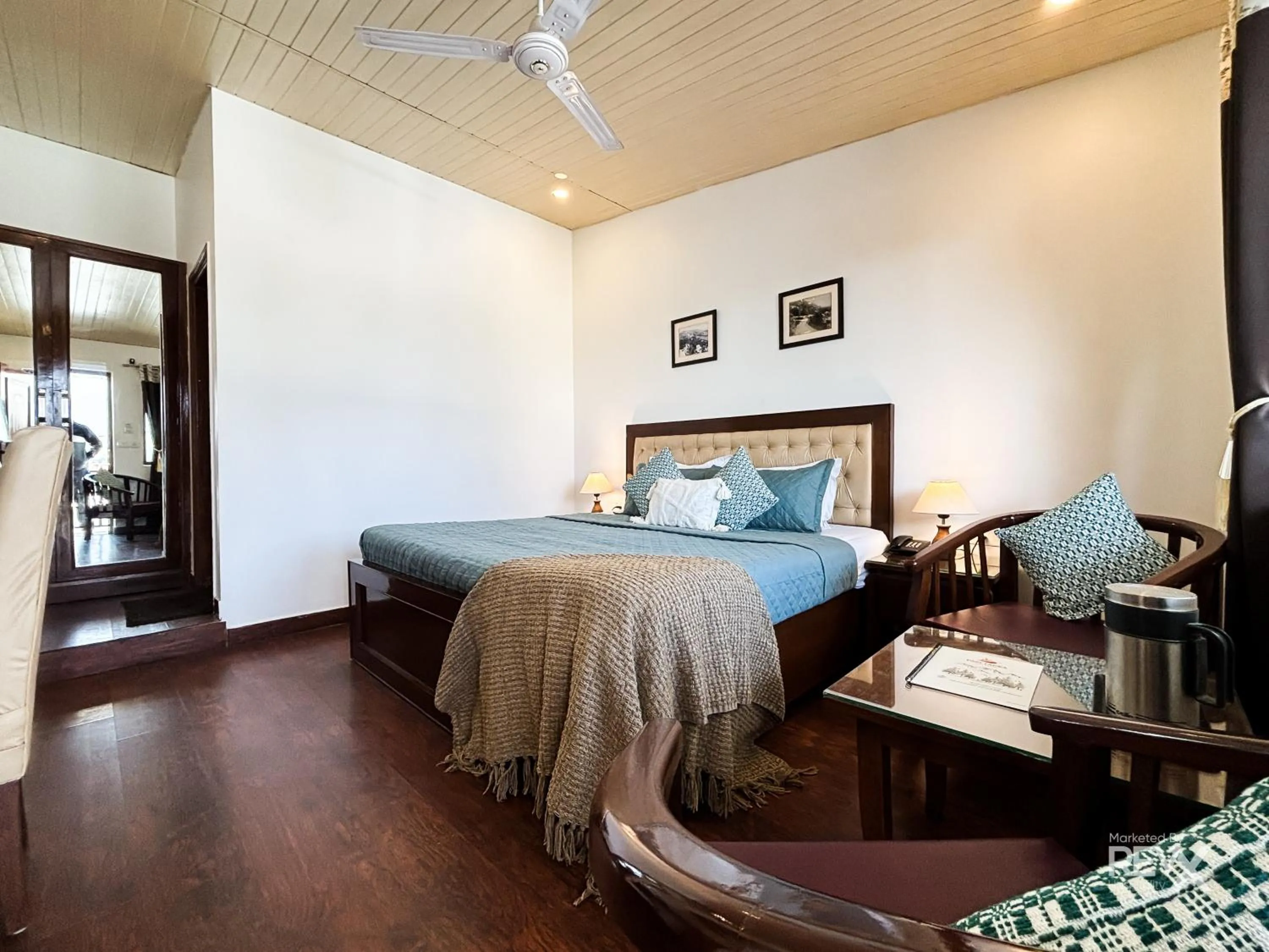 Bed in Hotel Sunny Cot - Free Mall Shuttle and Parking