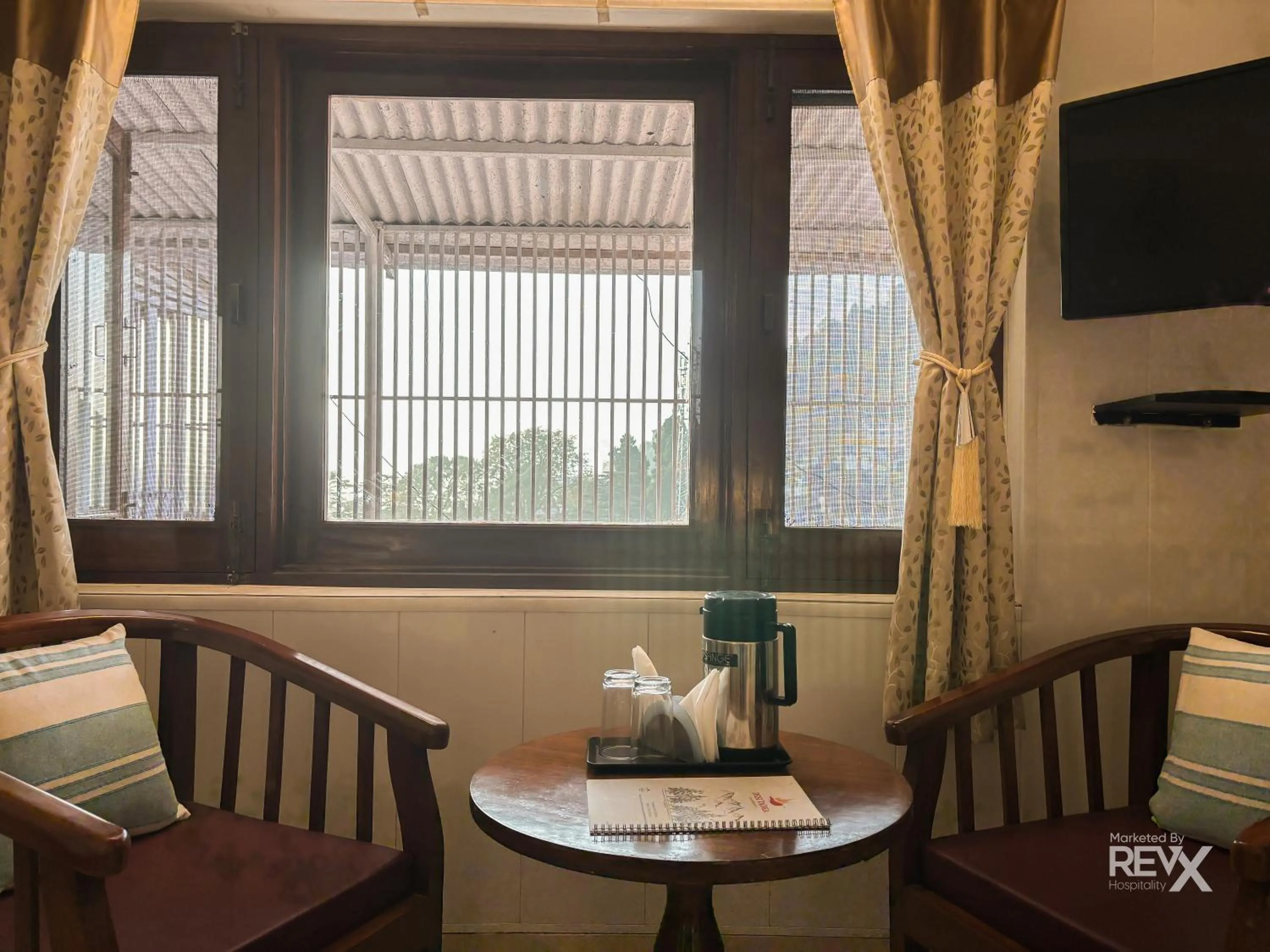 Seating area in Hotel Sunny Cot - Free Mall Shuttle and Parking