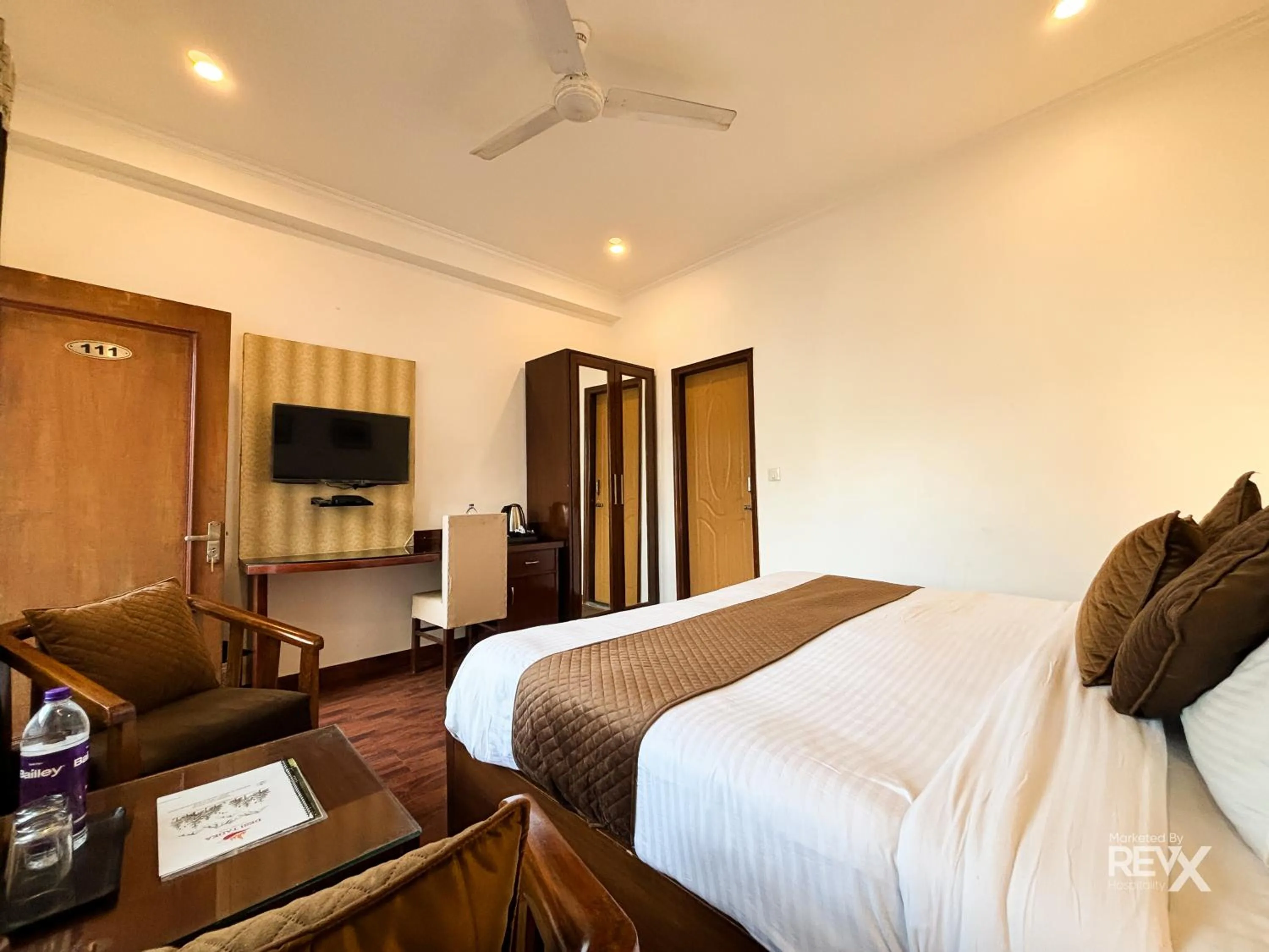 Bed in Hotel Sunny Cot - Free Mall Shuttle and Parking