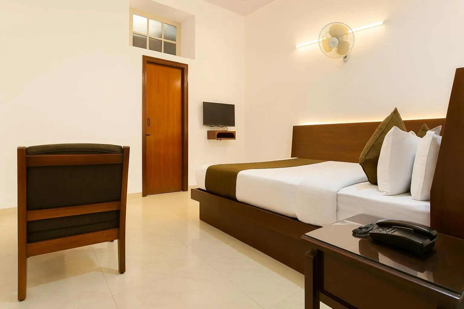 Bed in Hotel Sunny Cot - Free Mall Shuttle and Parking