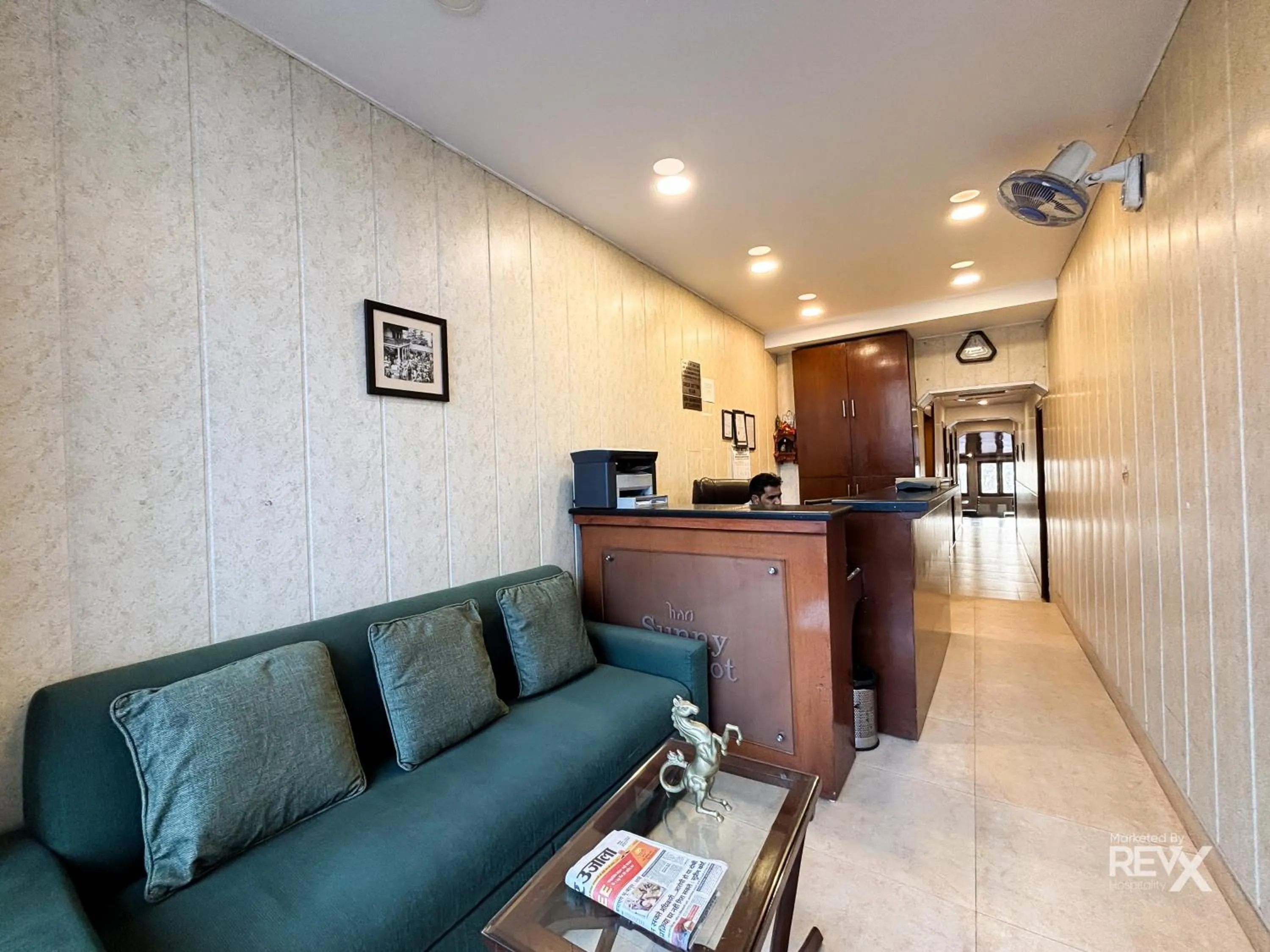 Lobby or reception in Hotel Sunny Cot - Free Mall Shuttle and Parking