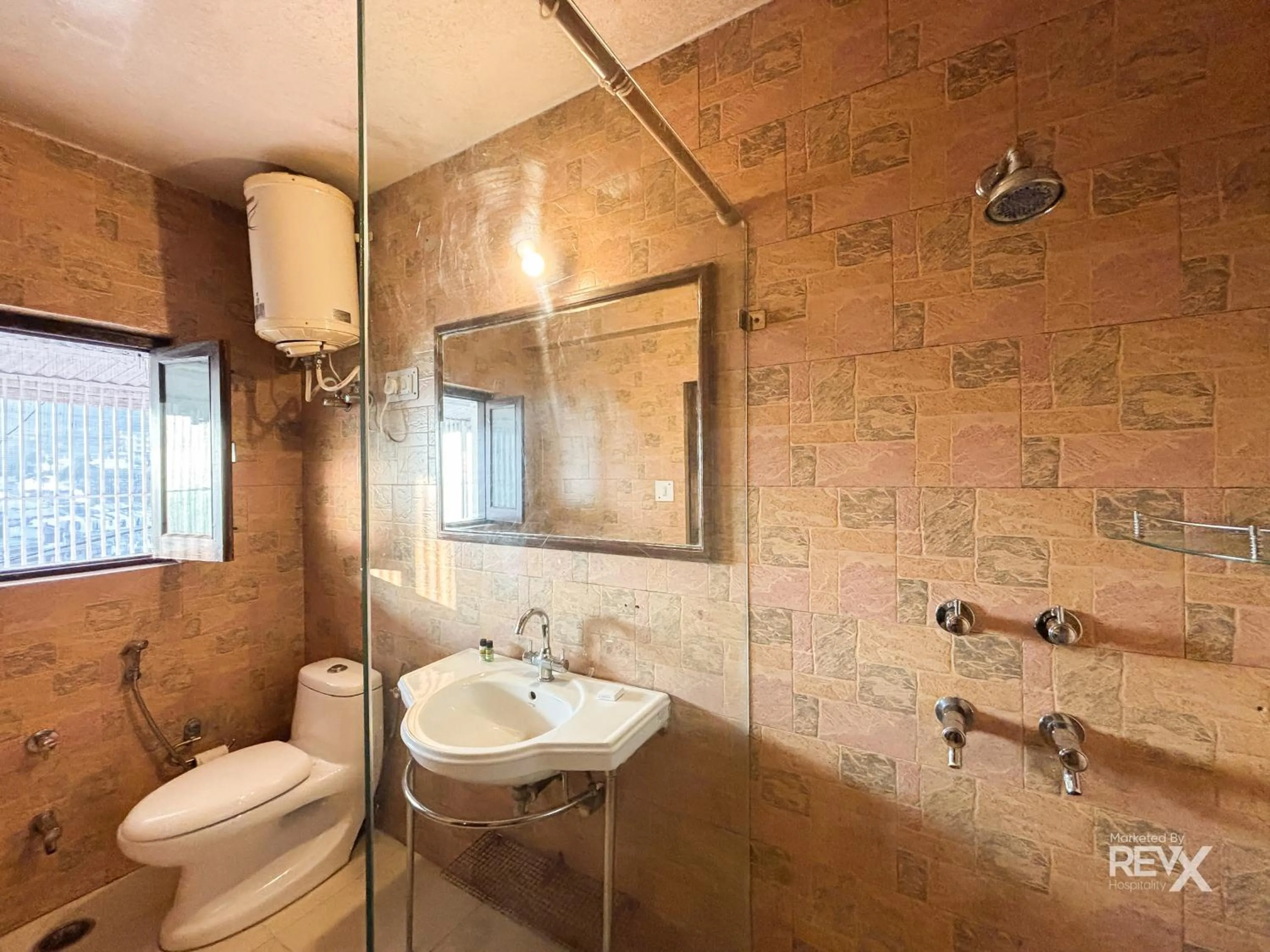 Bathroom in Hotel Sunny Cot - Free Mall Shuttle and Parking