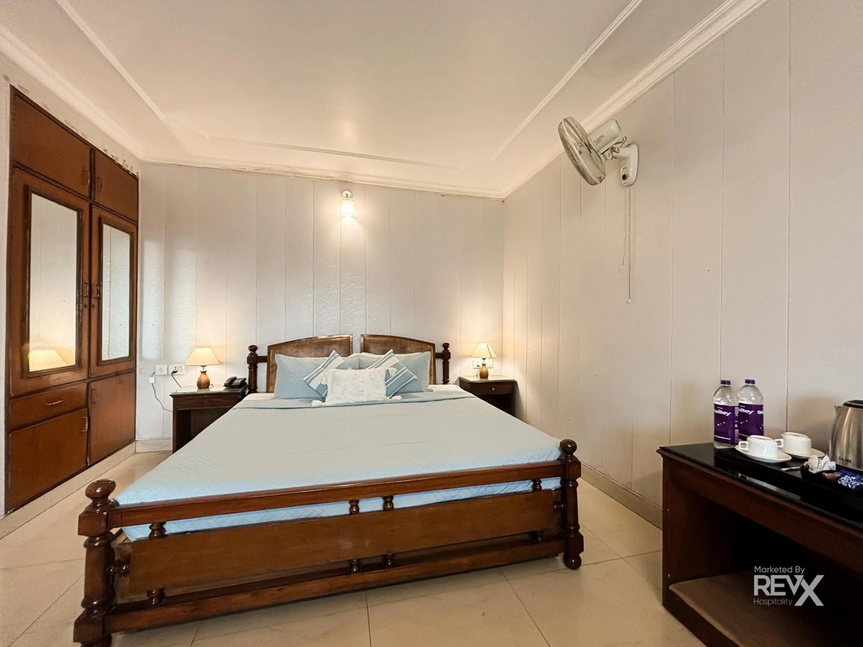 Bed in Hotel Sunny Cot - Free Mall Shuttle and Parking