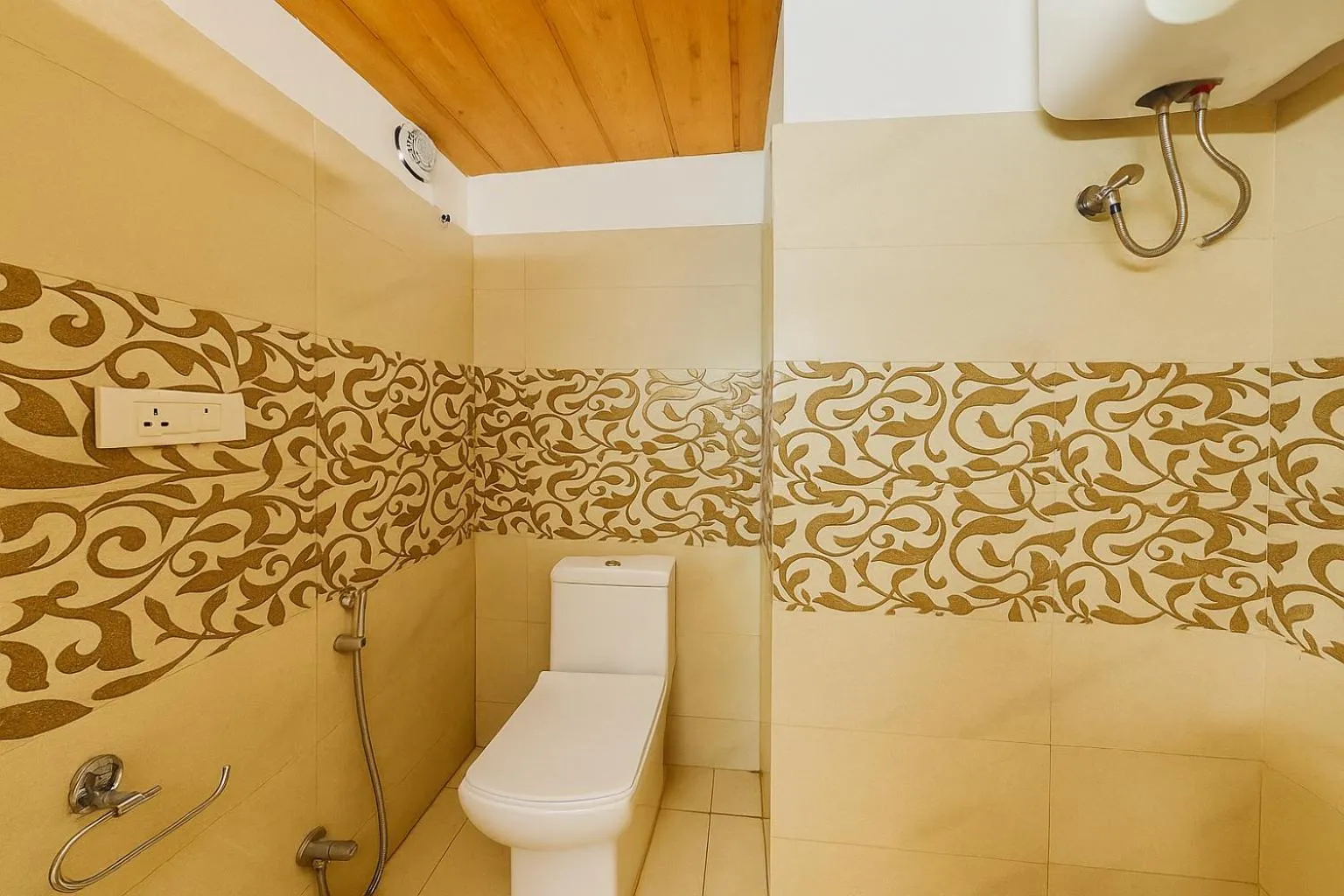 Bathroom in Hotel Sunny Cot - Free Mall Shuttle and Parking